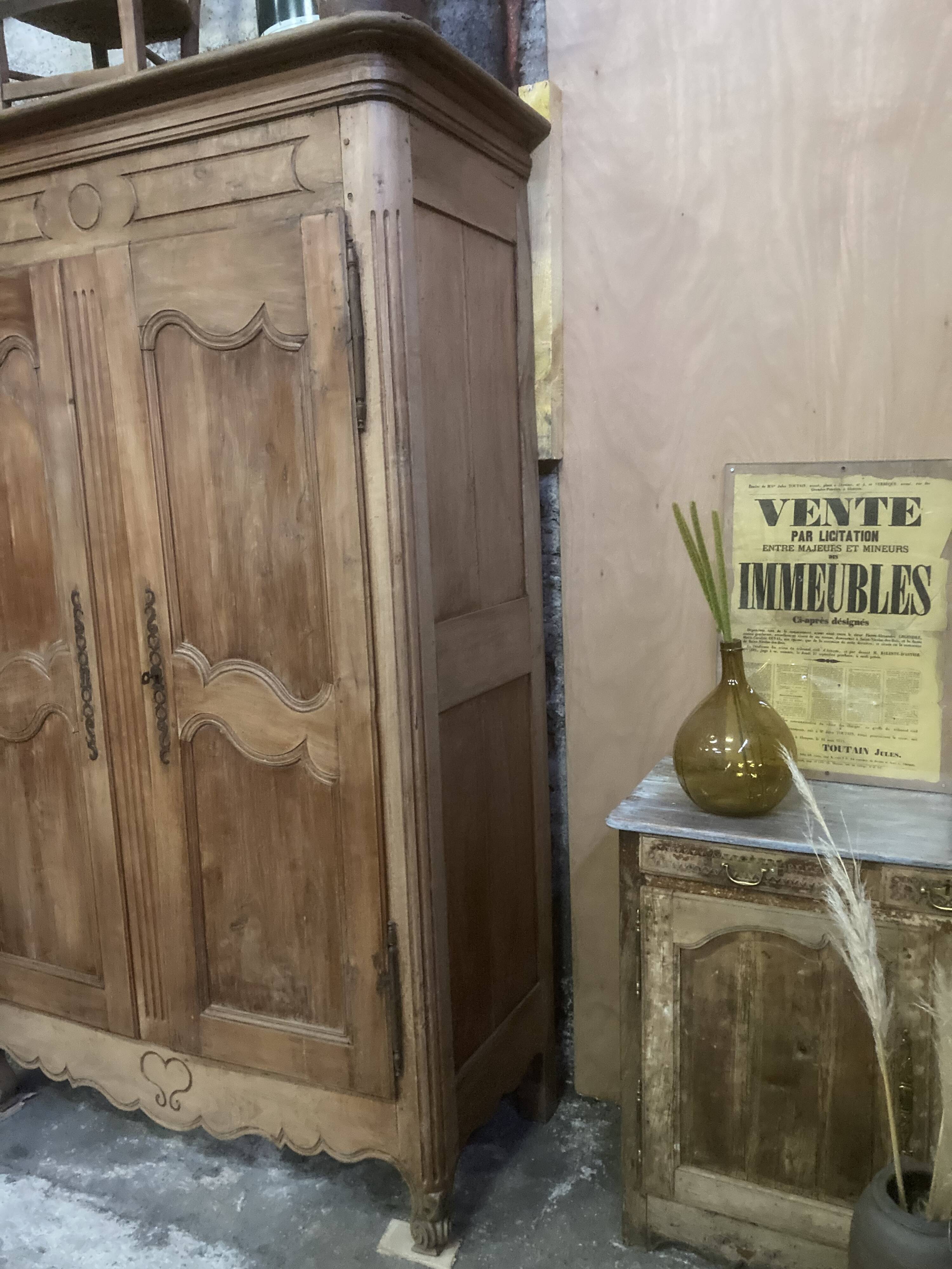 Wardrobe dressing of married 19 th raw aspect.