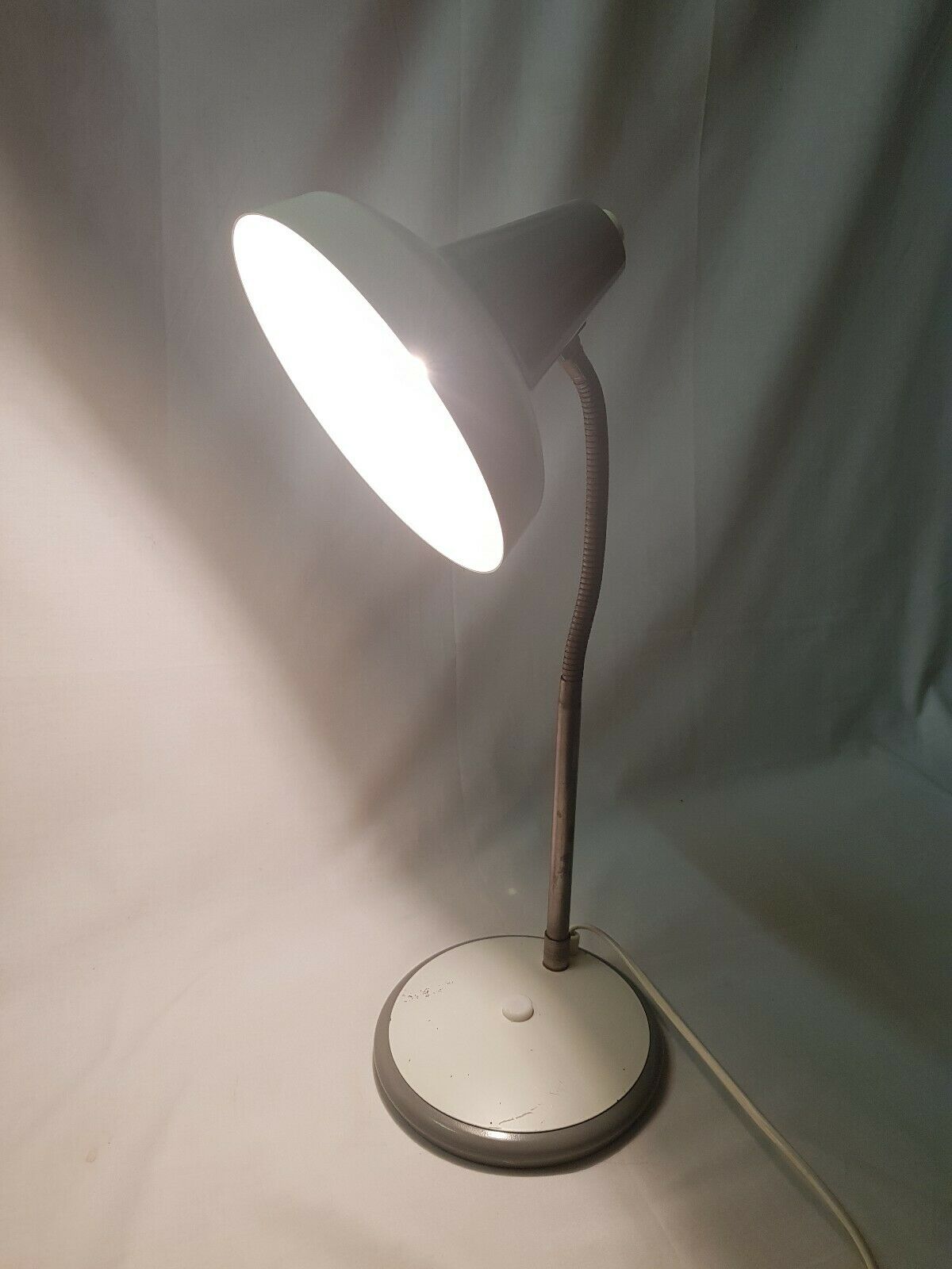 Large steerable desk lamp in white laquered metal 70s