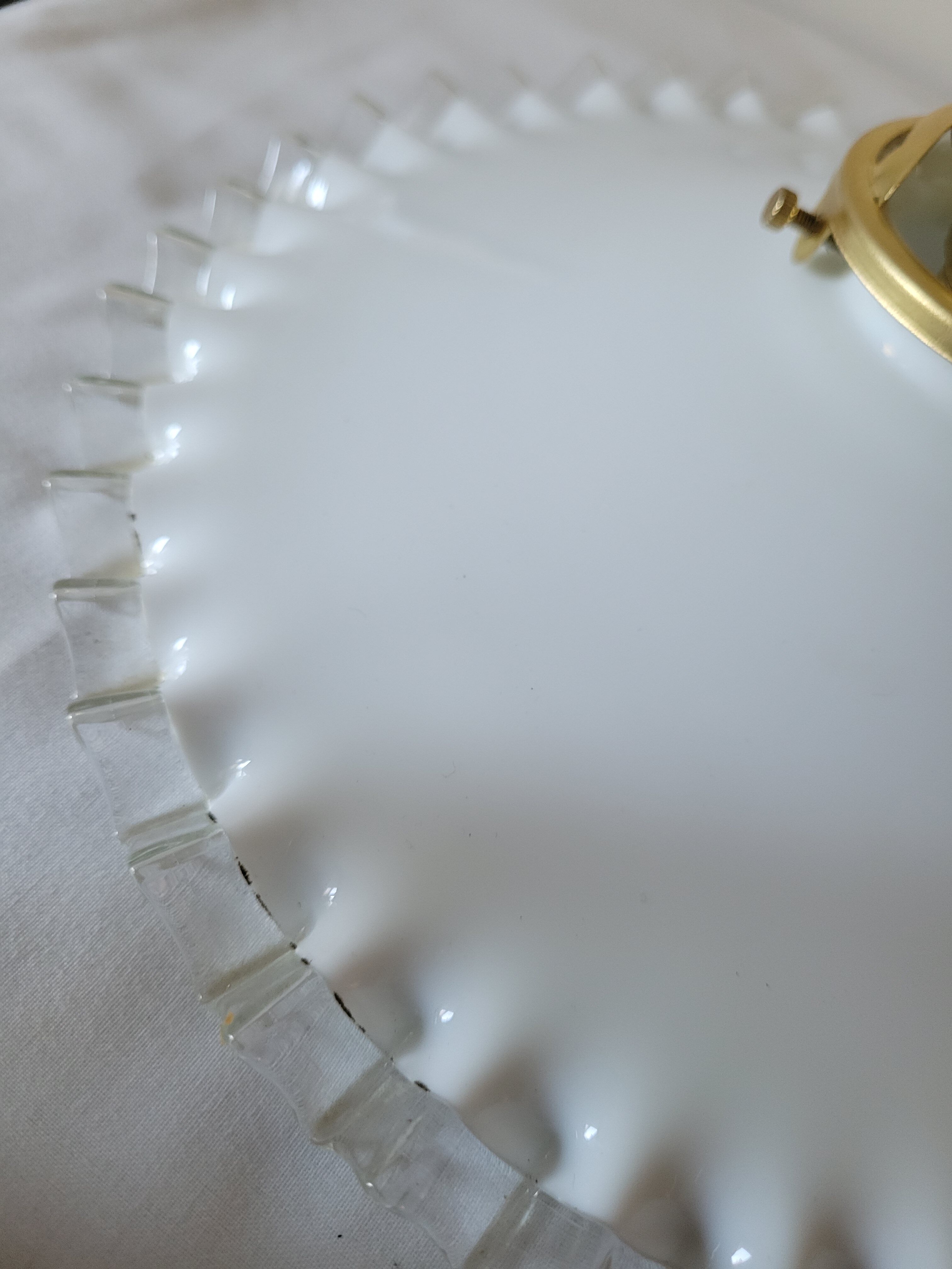 Duo de suspensions en opaline dentelée