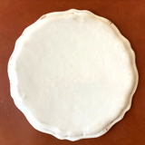 Plat rond ancien en faience de Lyon à décor de roses jaunes