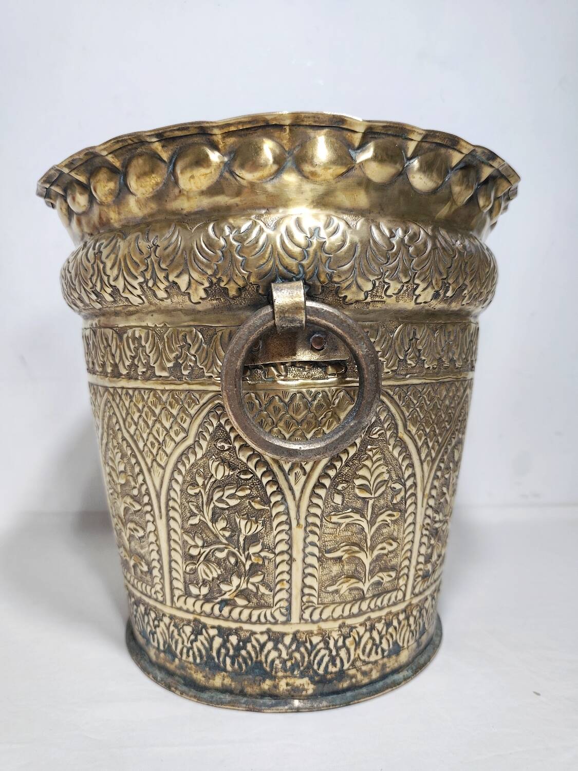 Macetero de bronce. España, 1980s.