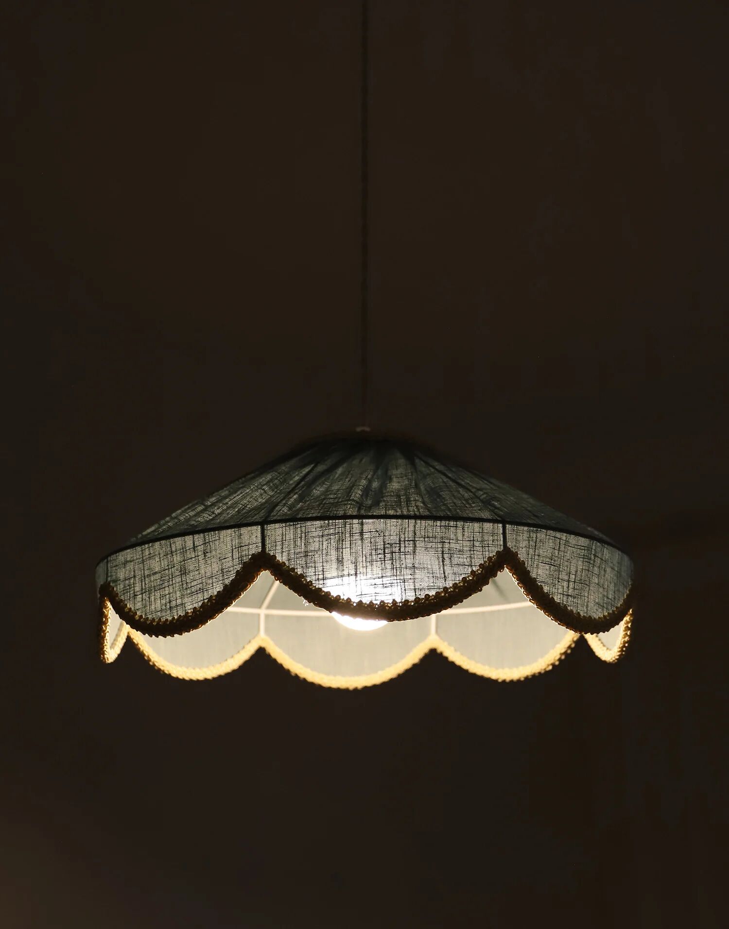 Suspension in a solid floral shape Cosette "mineral blue"