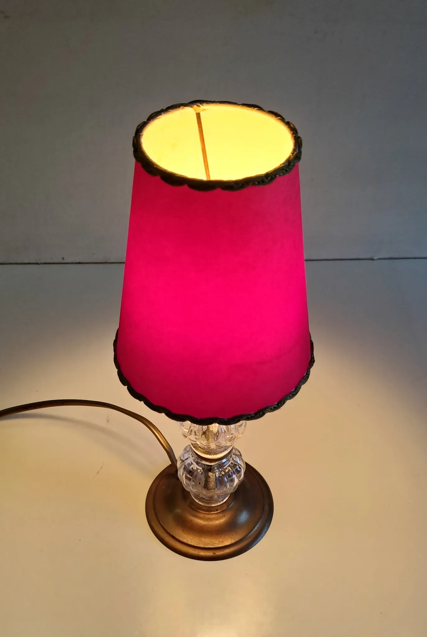 Vintage table lamp in brass and glass - mid 20th century.