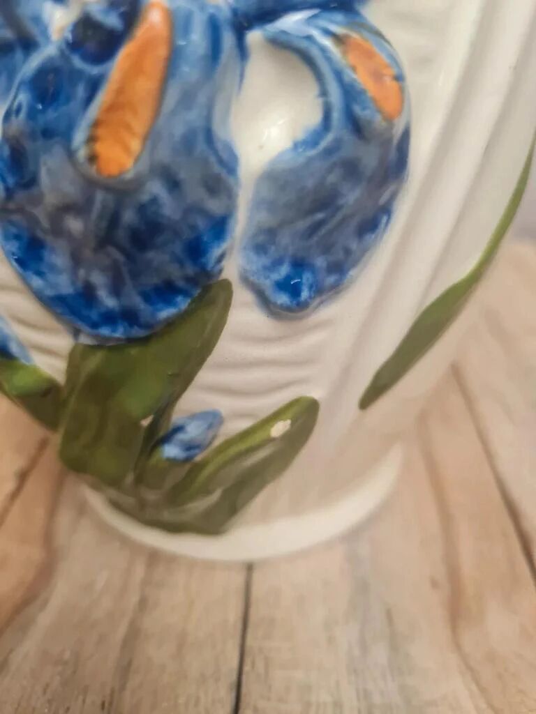 Pichet en barbotine vintage décor iris bleu
