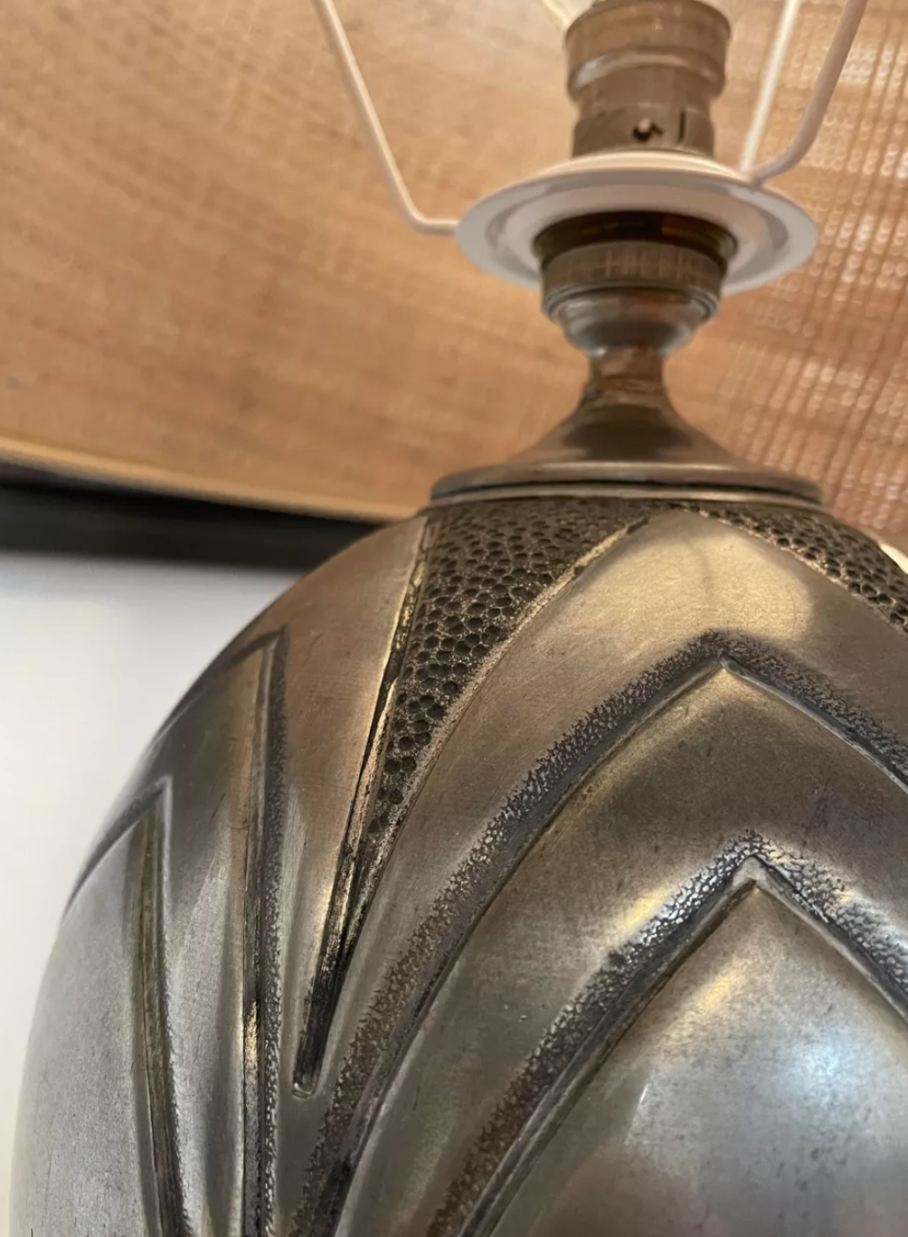 Lampe vintage en dinanderie René Delavan, étain et raphia