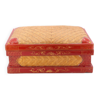 Asian box in wicker and lacquered wood decorated red and gold, 70s