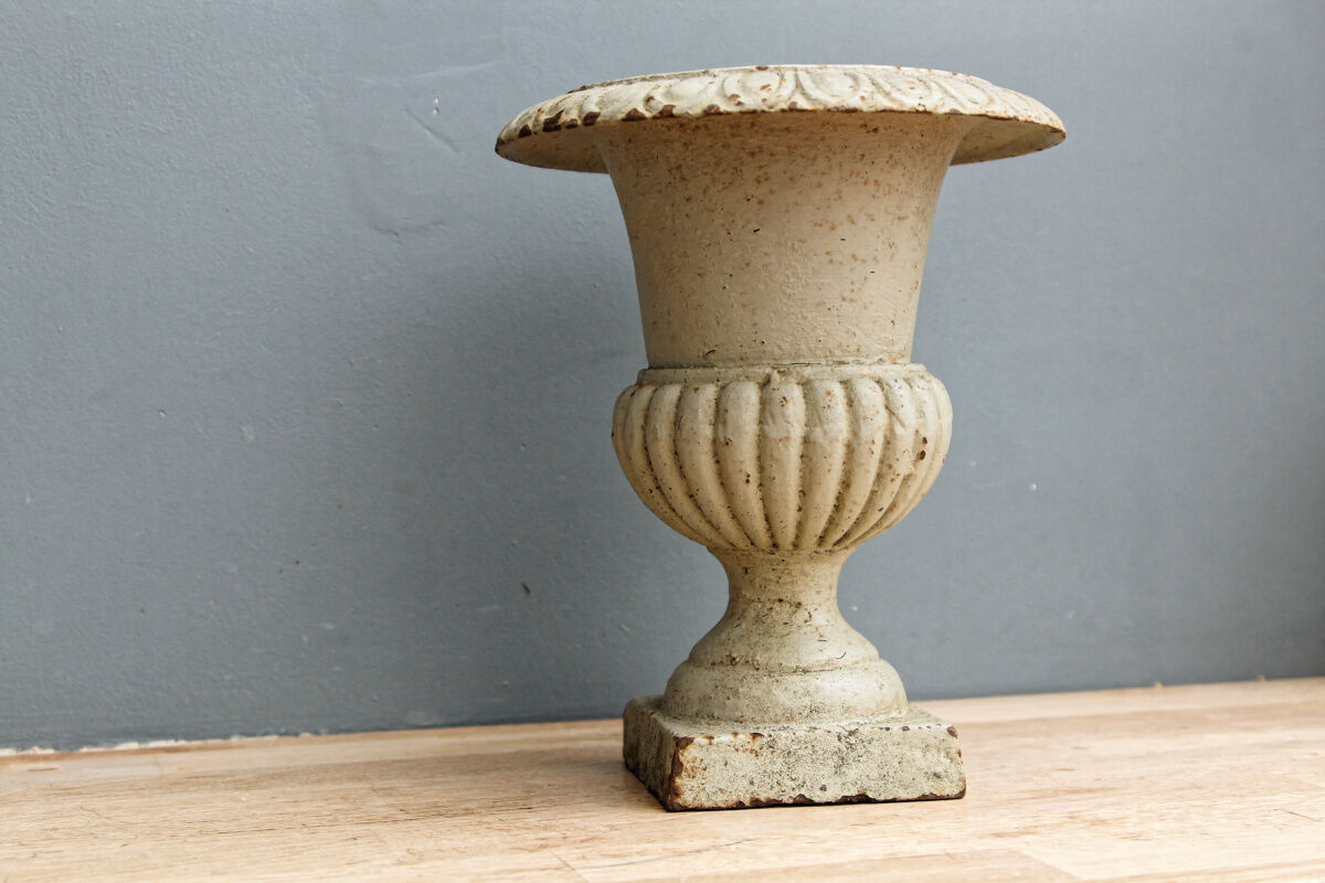 Medici vase in cast iron, celadon green