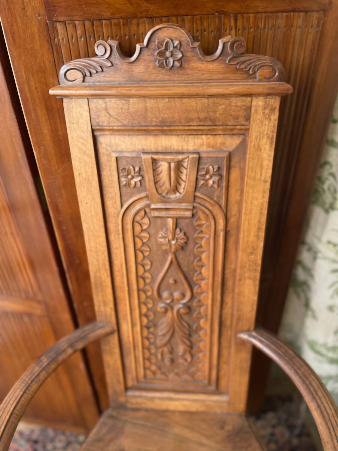 Paire de fauteuils sculptés en noyer de style Renaissance