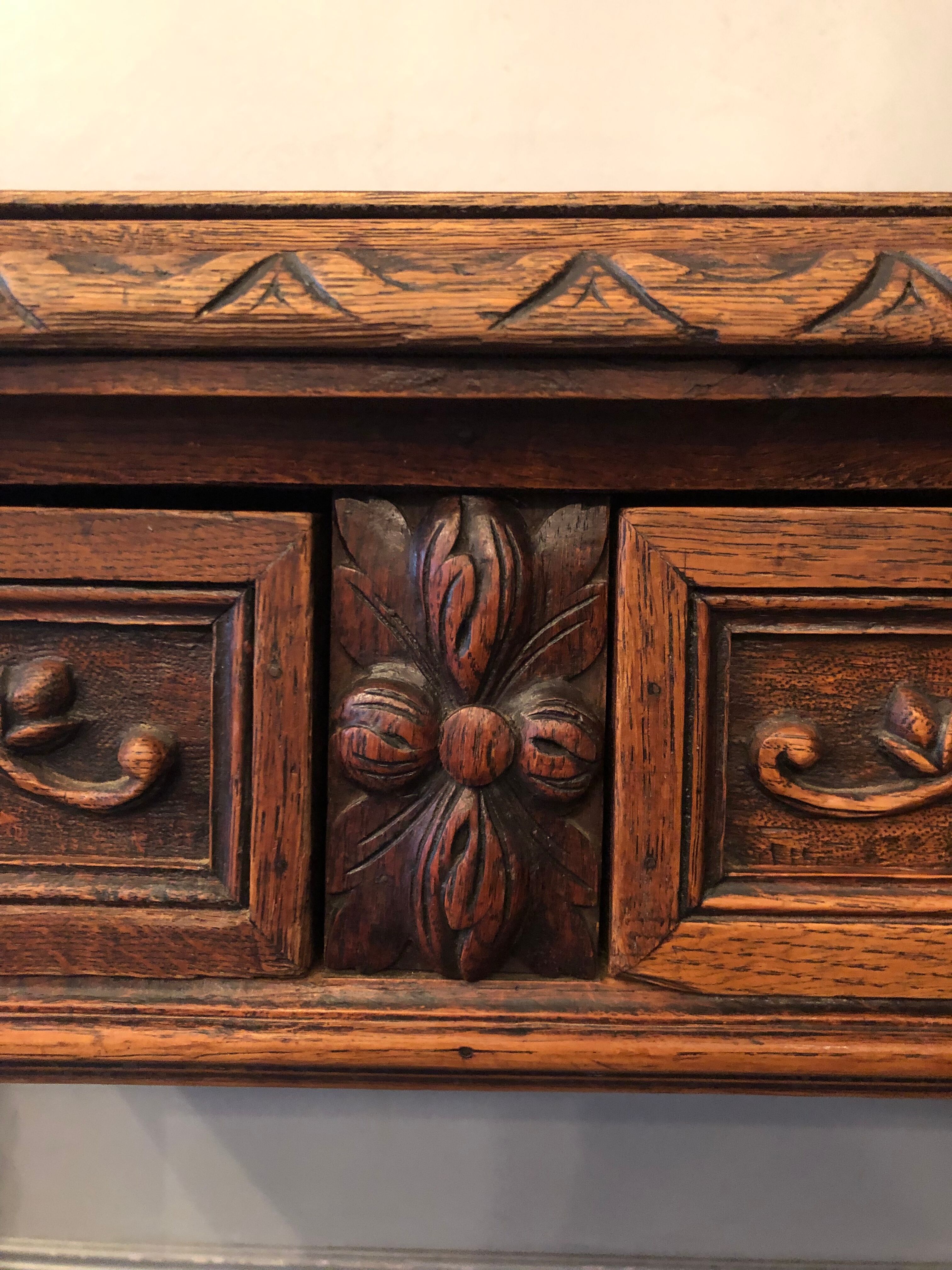Bureau en bois sculpté