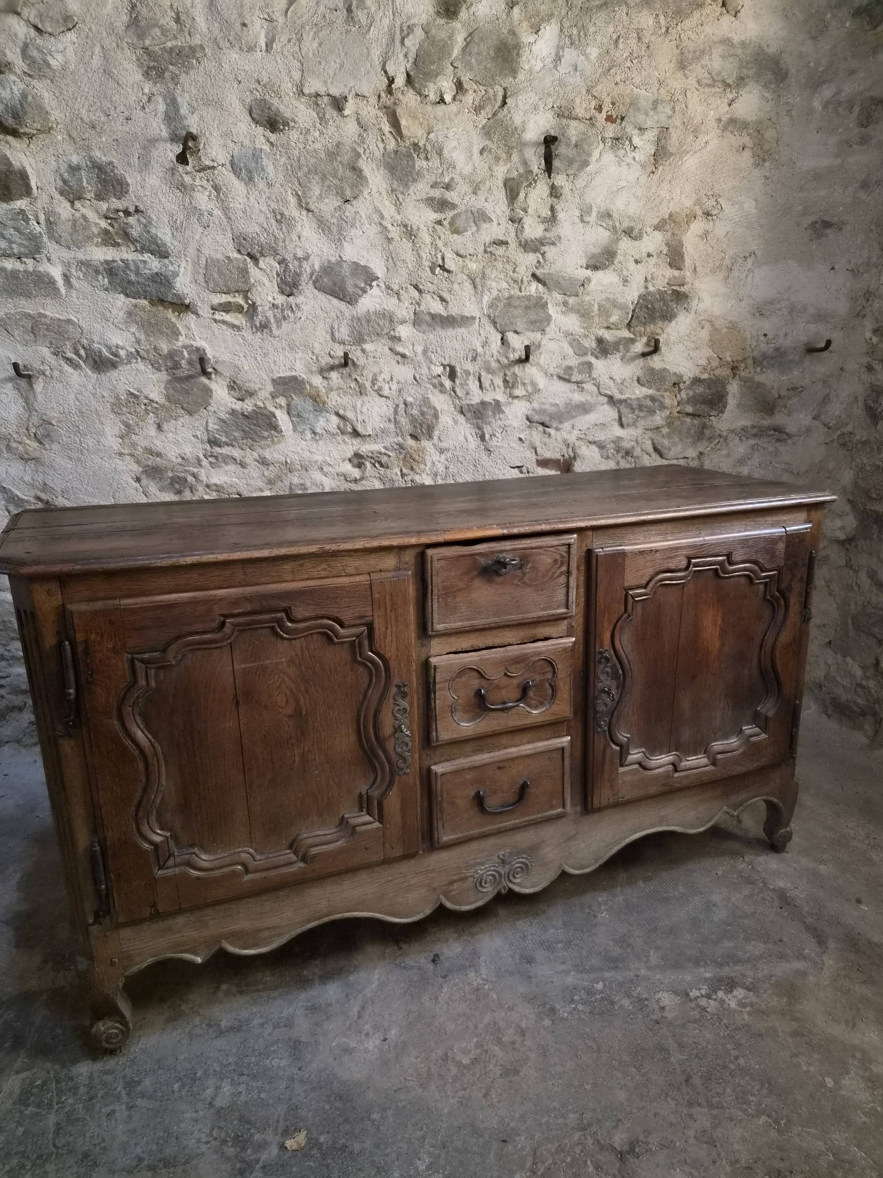 Grand oak buffet from the 18th century, Auvergne