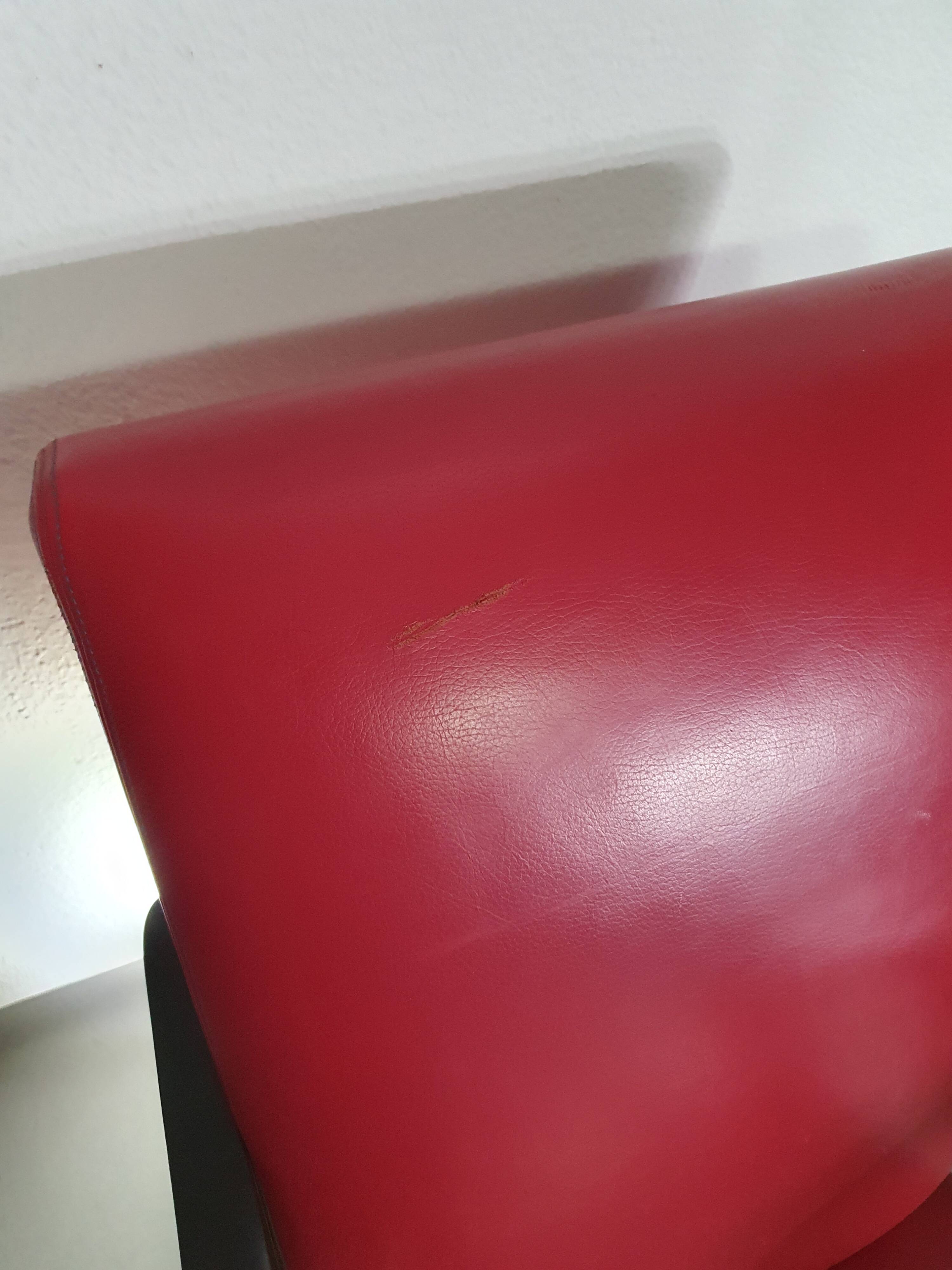 4 x Vintage Ying lounge chairs / fauteuils van Hugues Chevalier,'90. 3 x blue / 1 x red leather