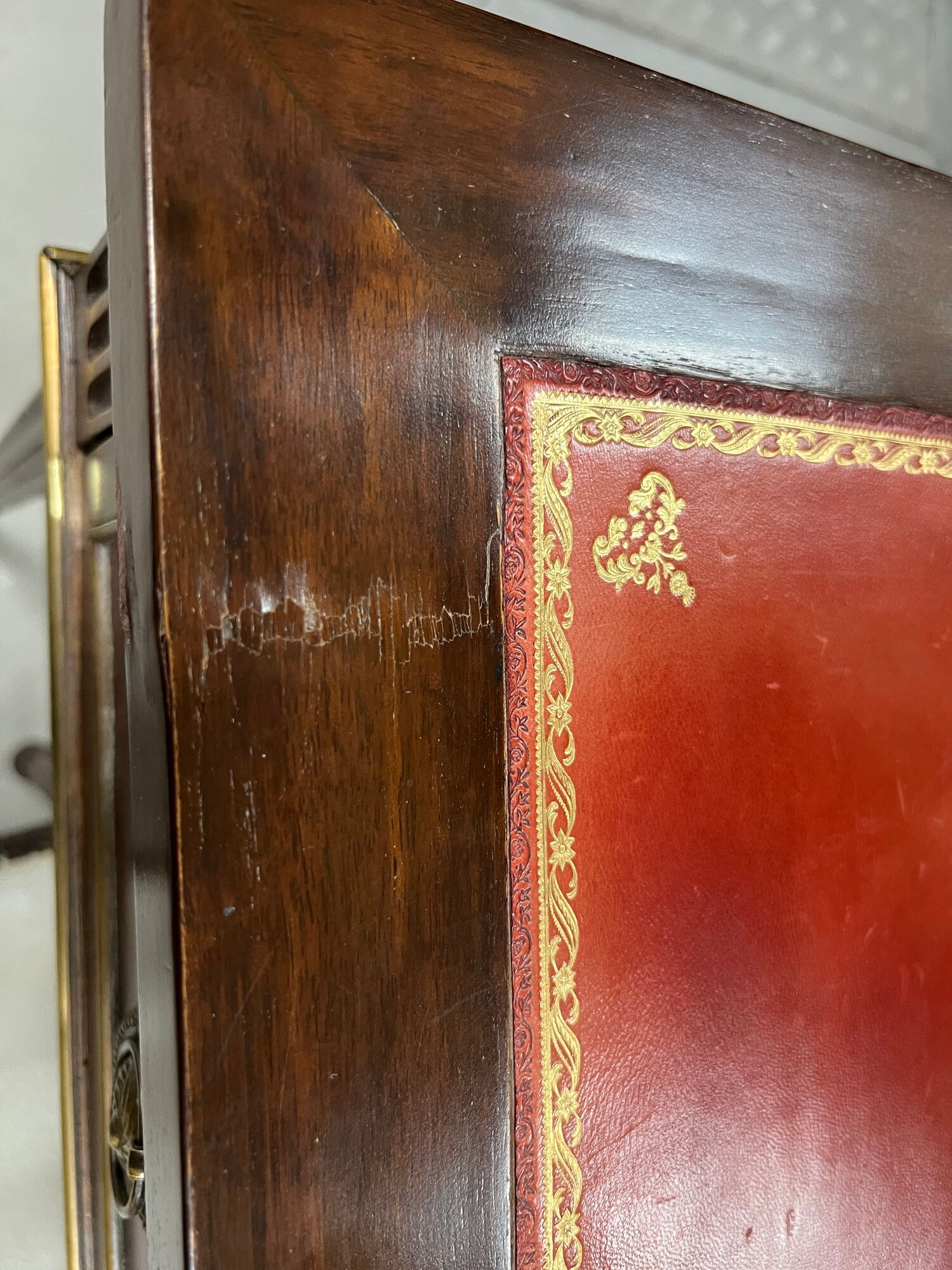 Flat desk and Louis XVI style chair in mahogany veneer (nineteenth century)