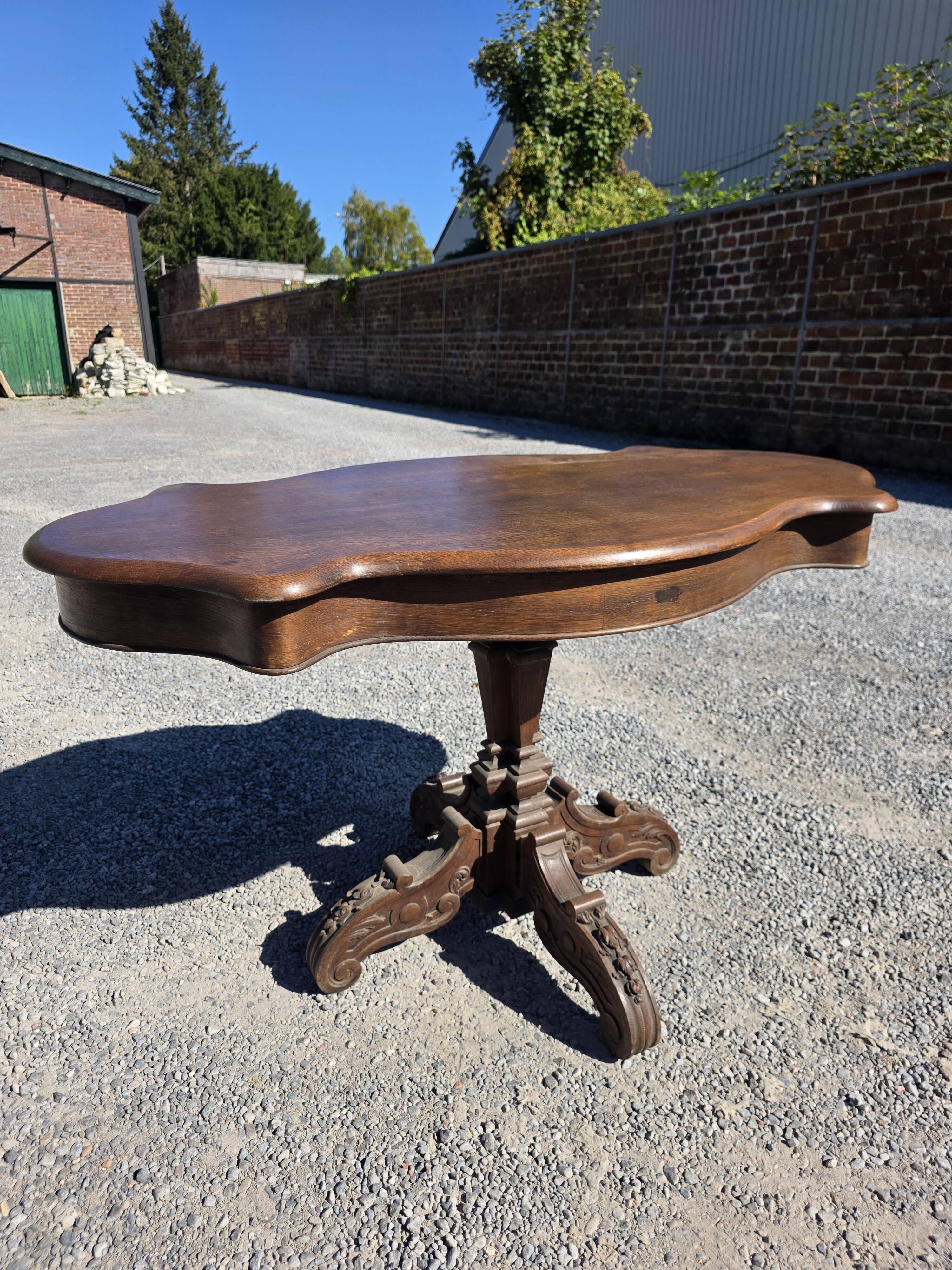 Antique round table in solid oak