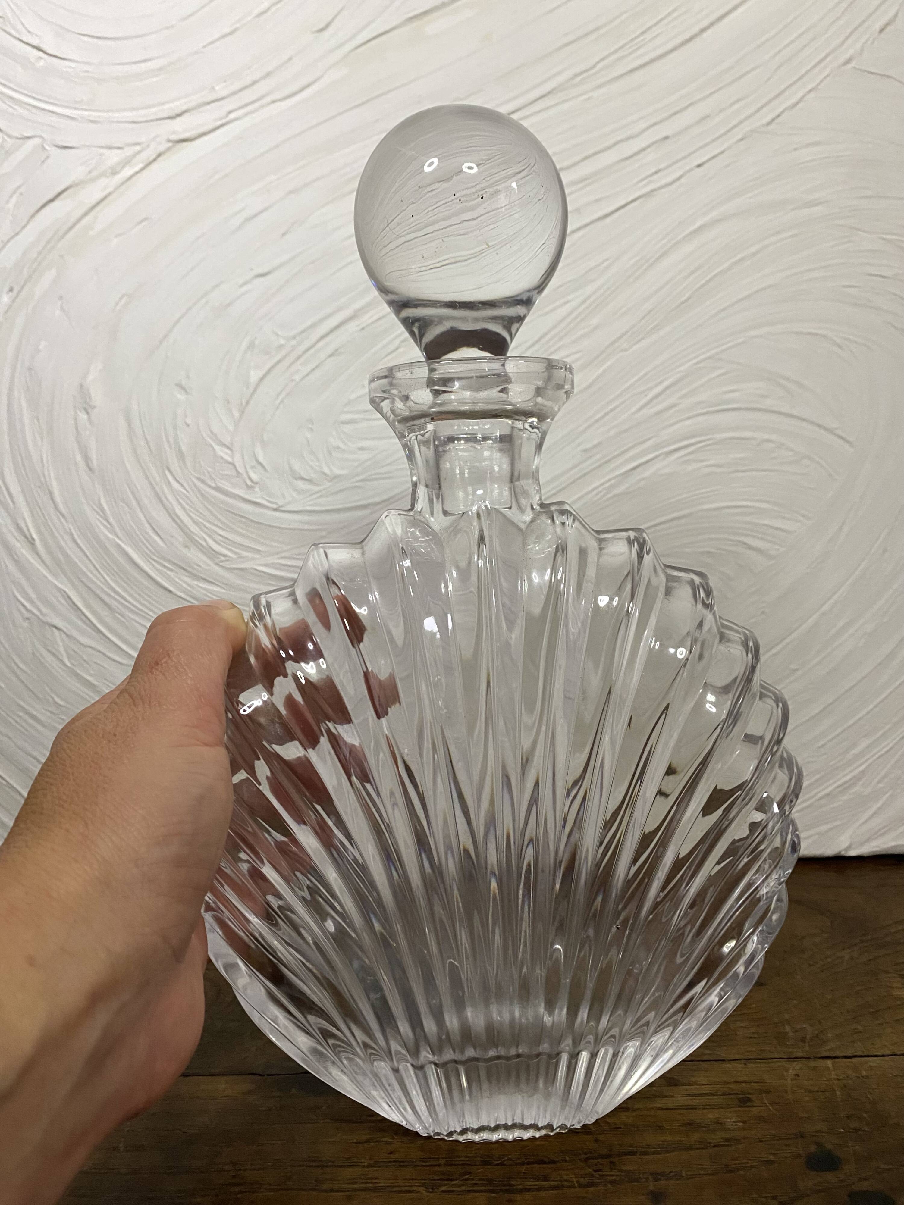 Shell-shaped carafe with a ball stopper