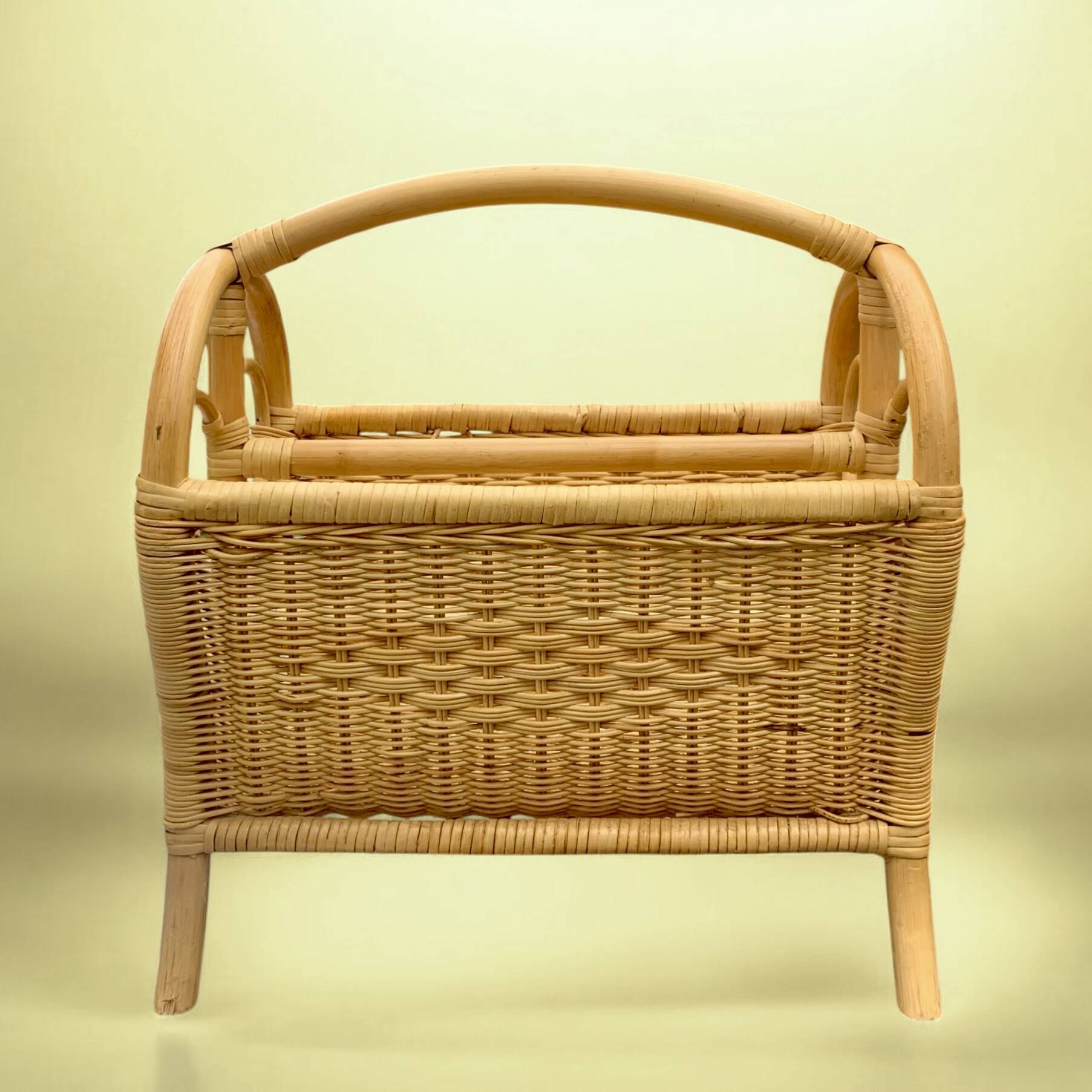 Porte-revue vintage en osier et bambou