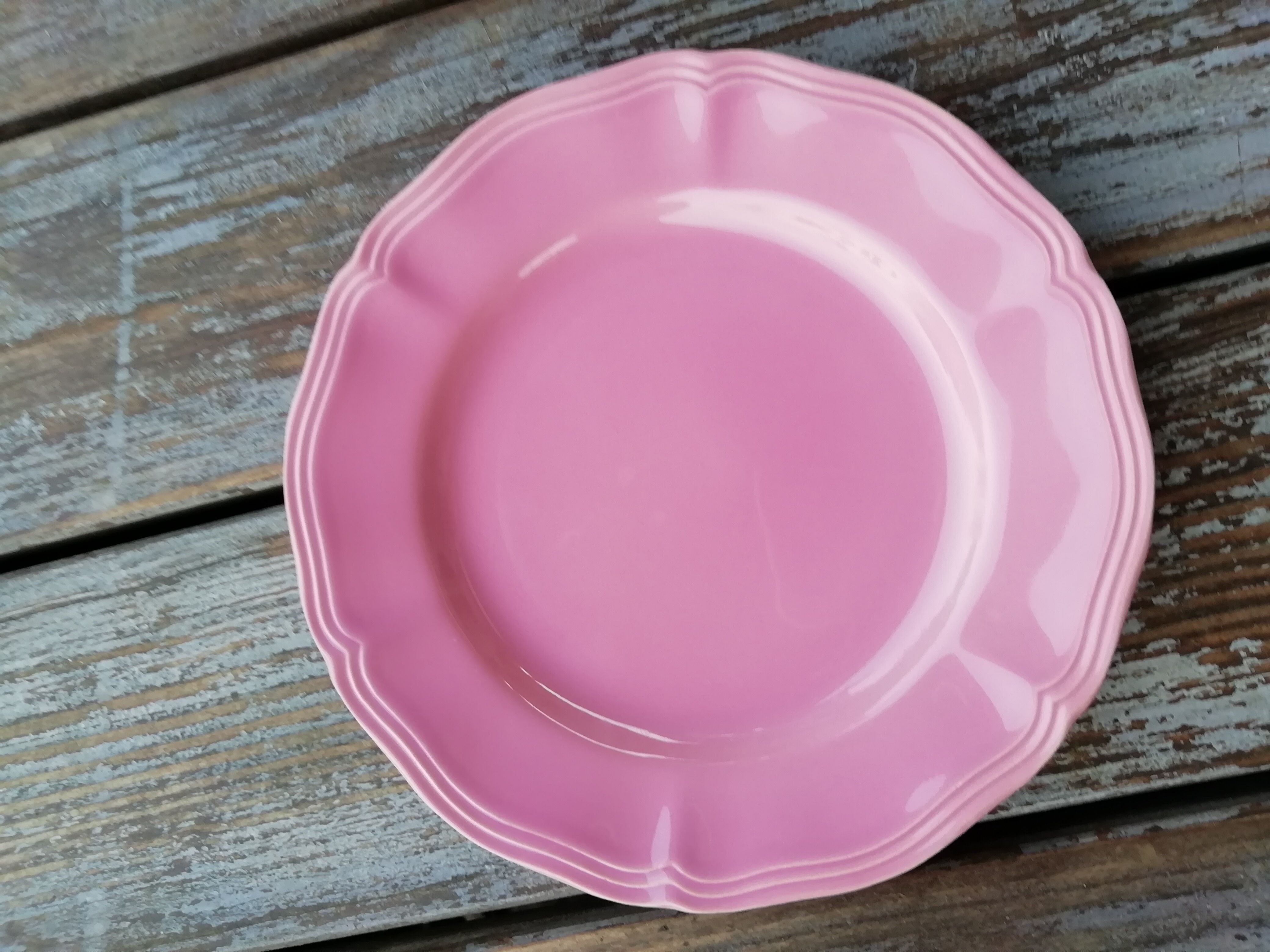 Saline pink dessert plates