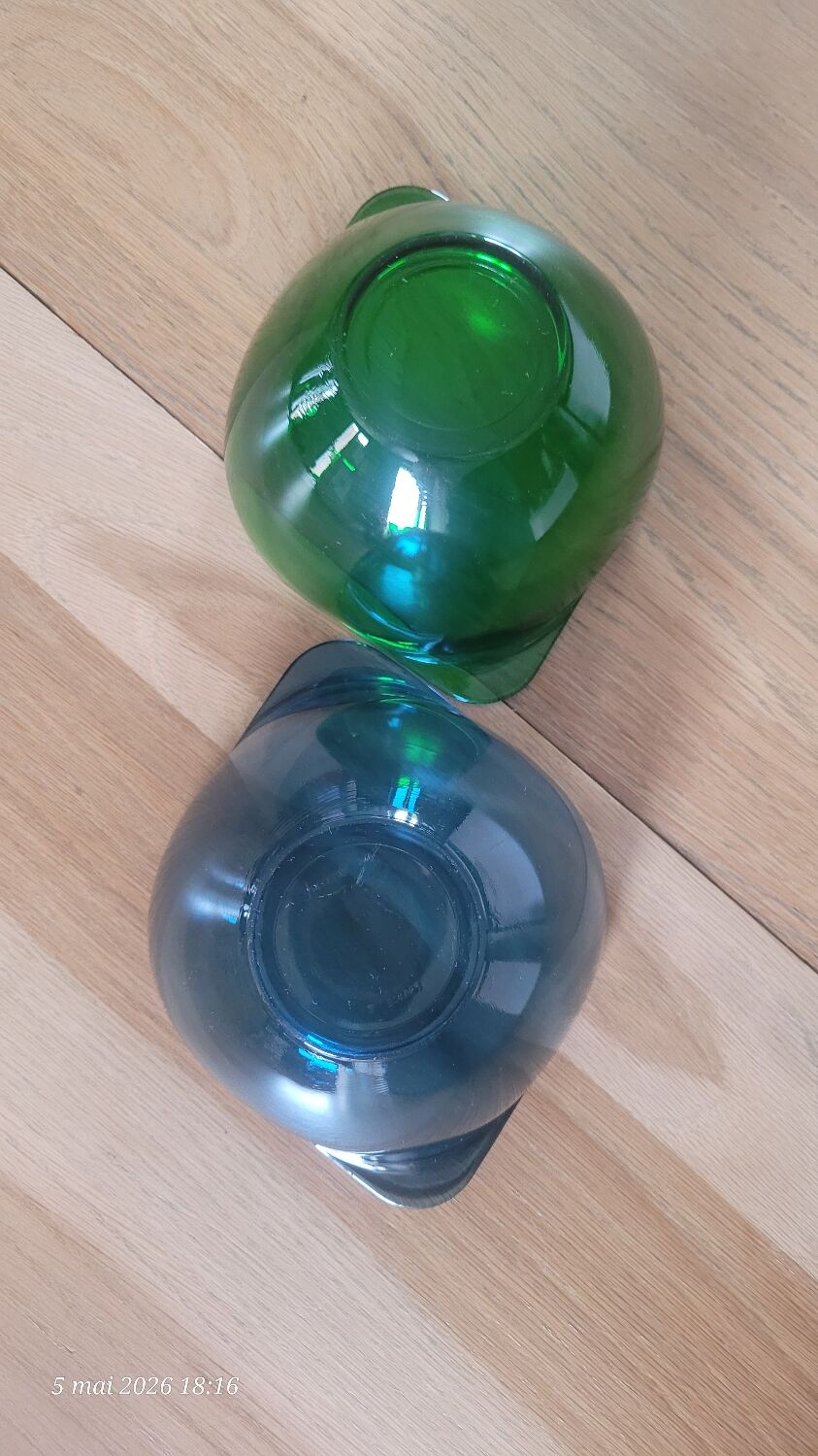 2 ear bowls in coloured glass Vereco