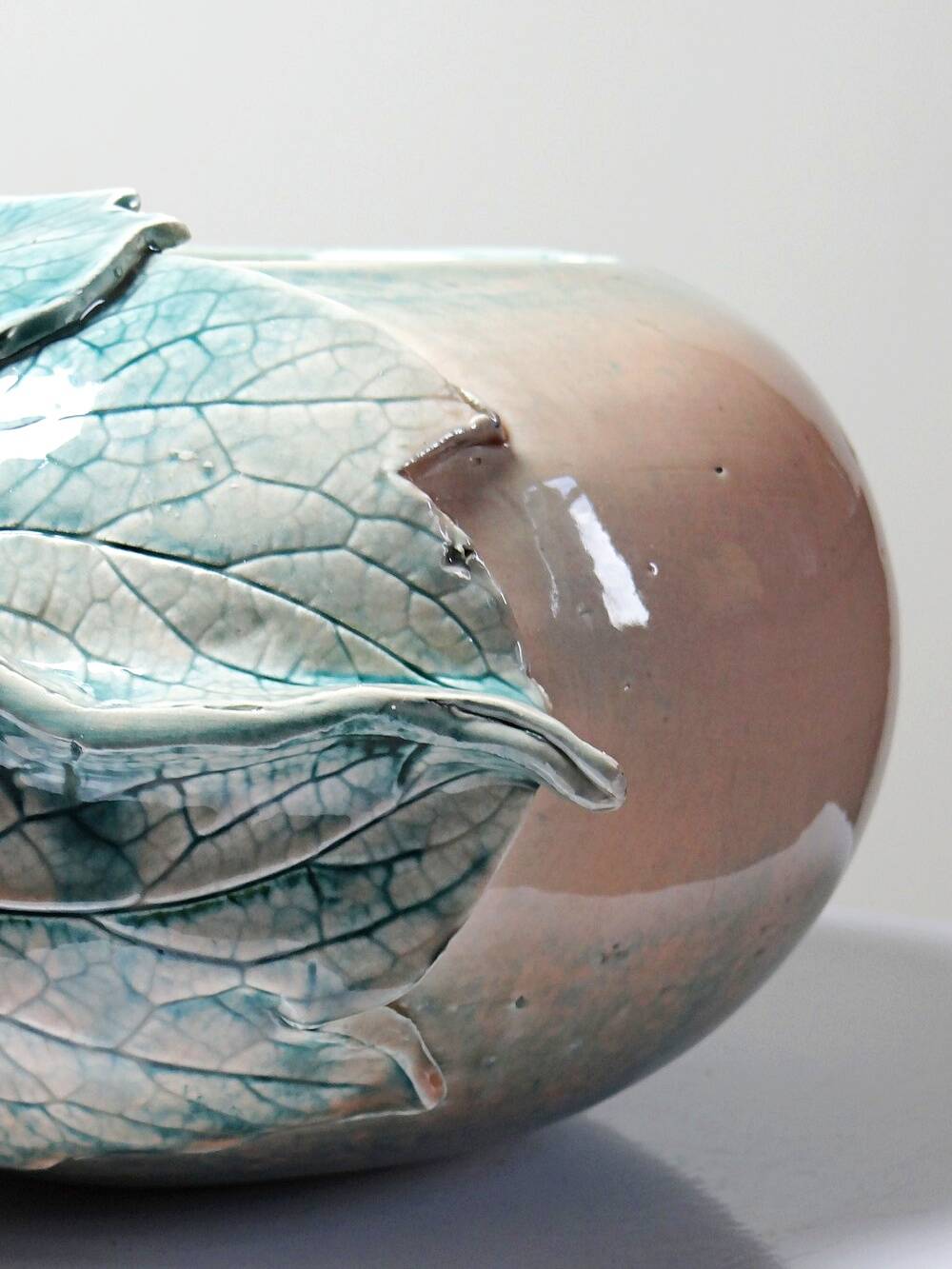 Vase boule décor relief floral en céramique artisanale signé Dina