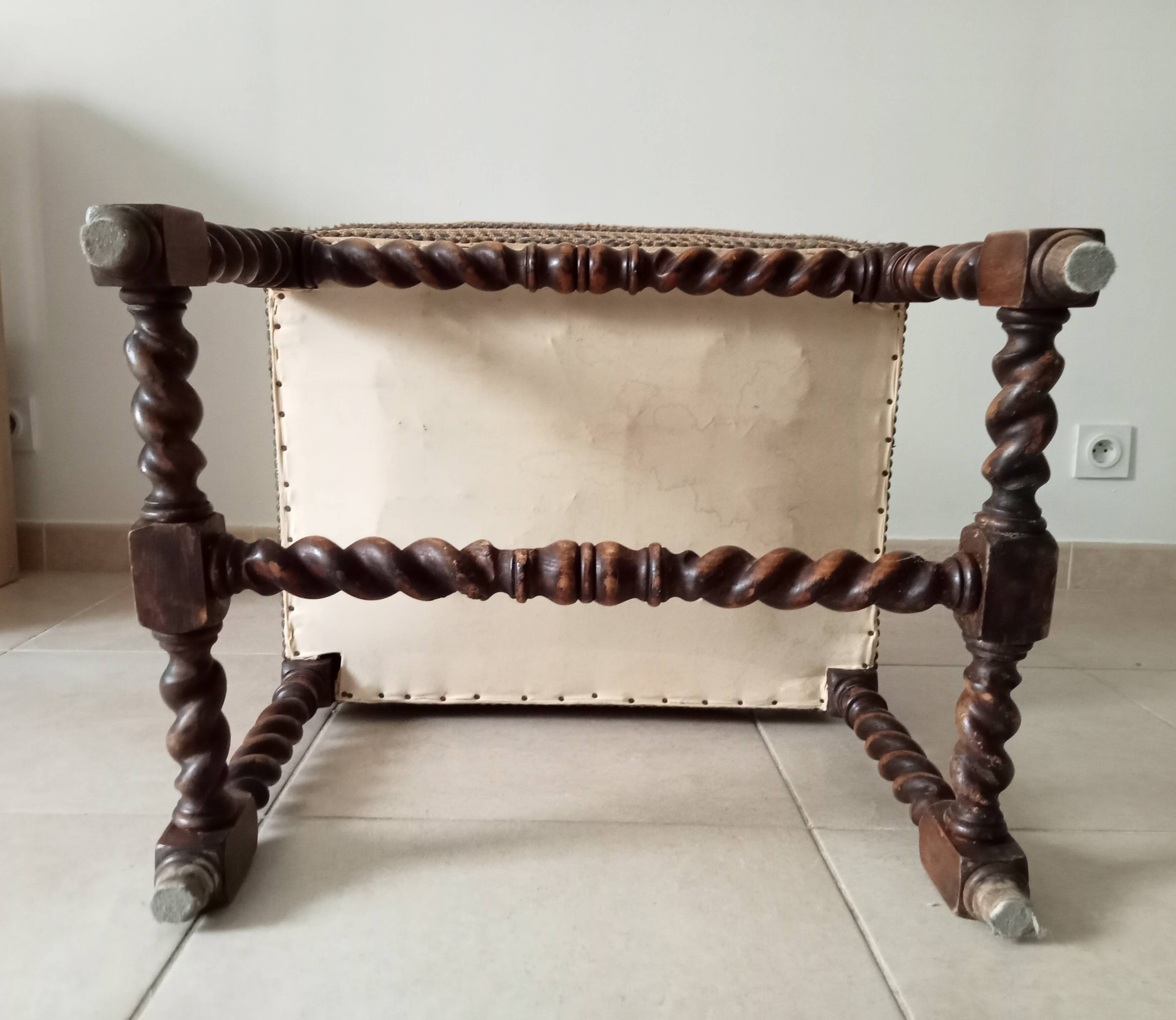 Ancien fauteuil "caqueteuse" de style Louis XIII