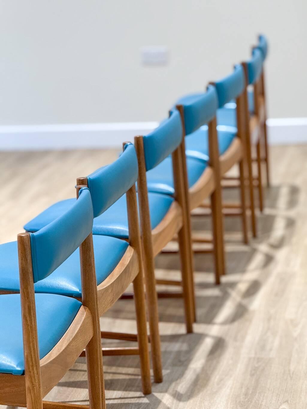 7 chaises de salle à manger McIntosh en vinyle bleu