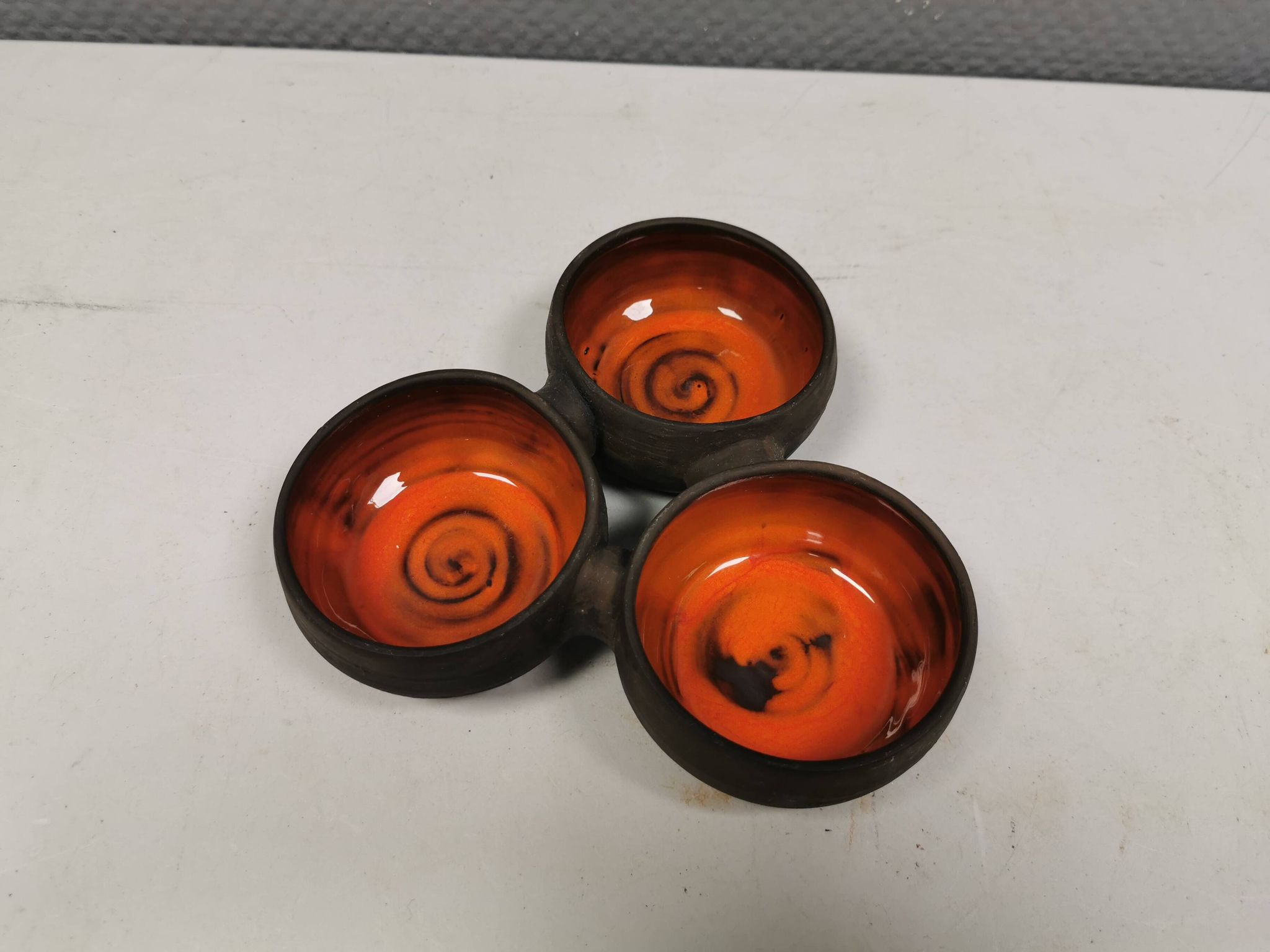 Magnifique bol (composé de 3 bols) avec glaçure orange/rouge à l'intérieur