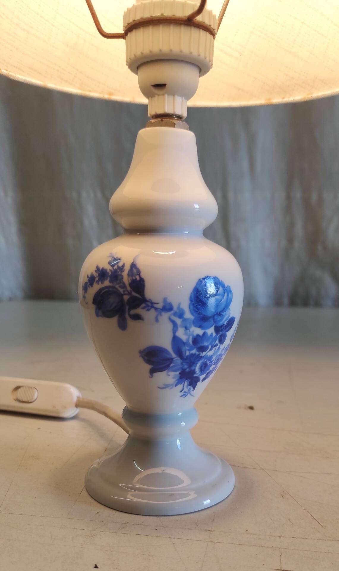 Table lamp in porcelain with painted floral decoration - mid 20th century