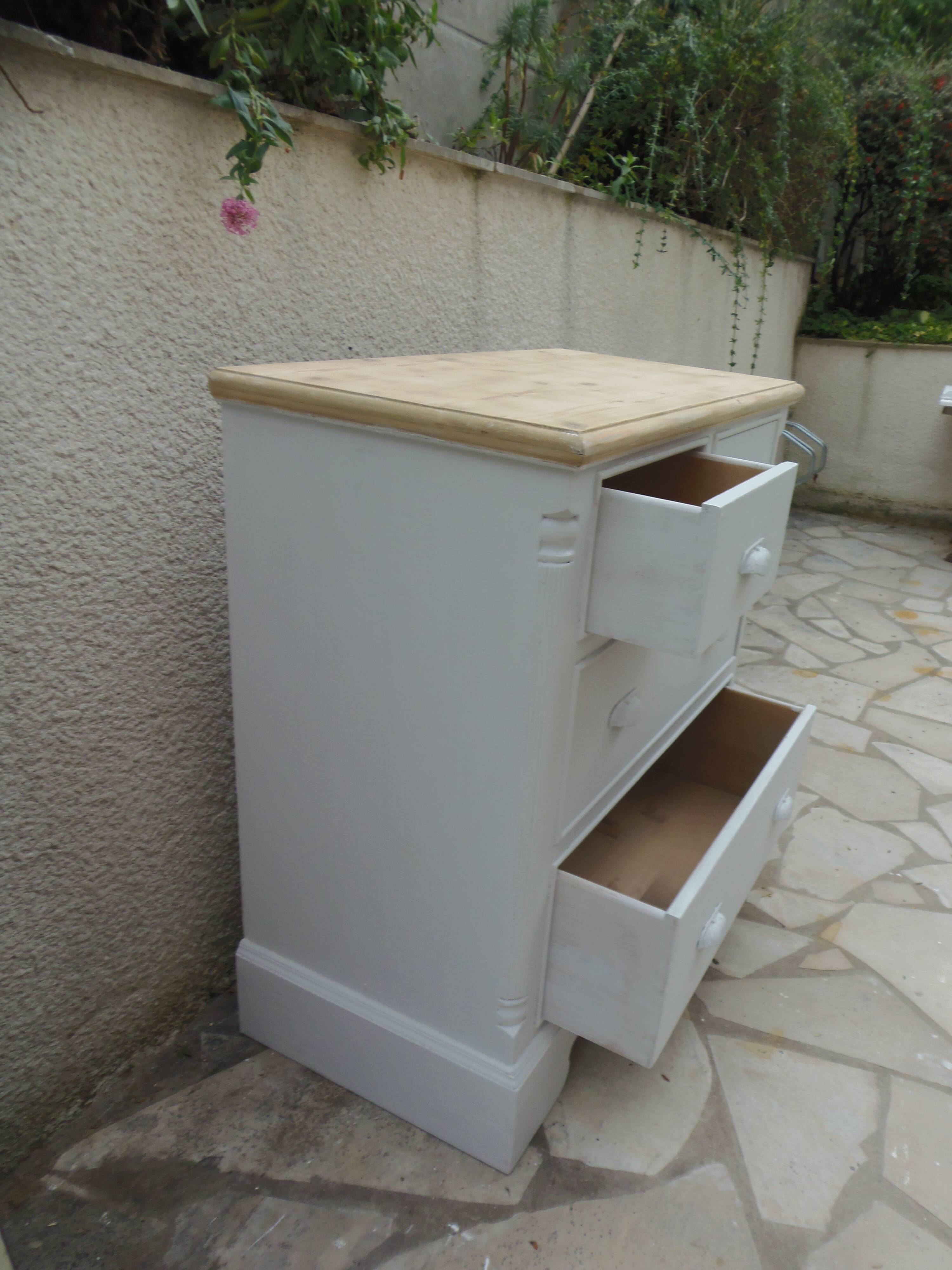 English commode of beautiful craftsmanship enhanced in pearl grey with a waxed finish.
