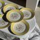 Lot de 19 grandes assiettes plates vintage jaunes fleurs roses liseré doré