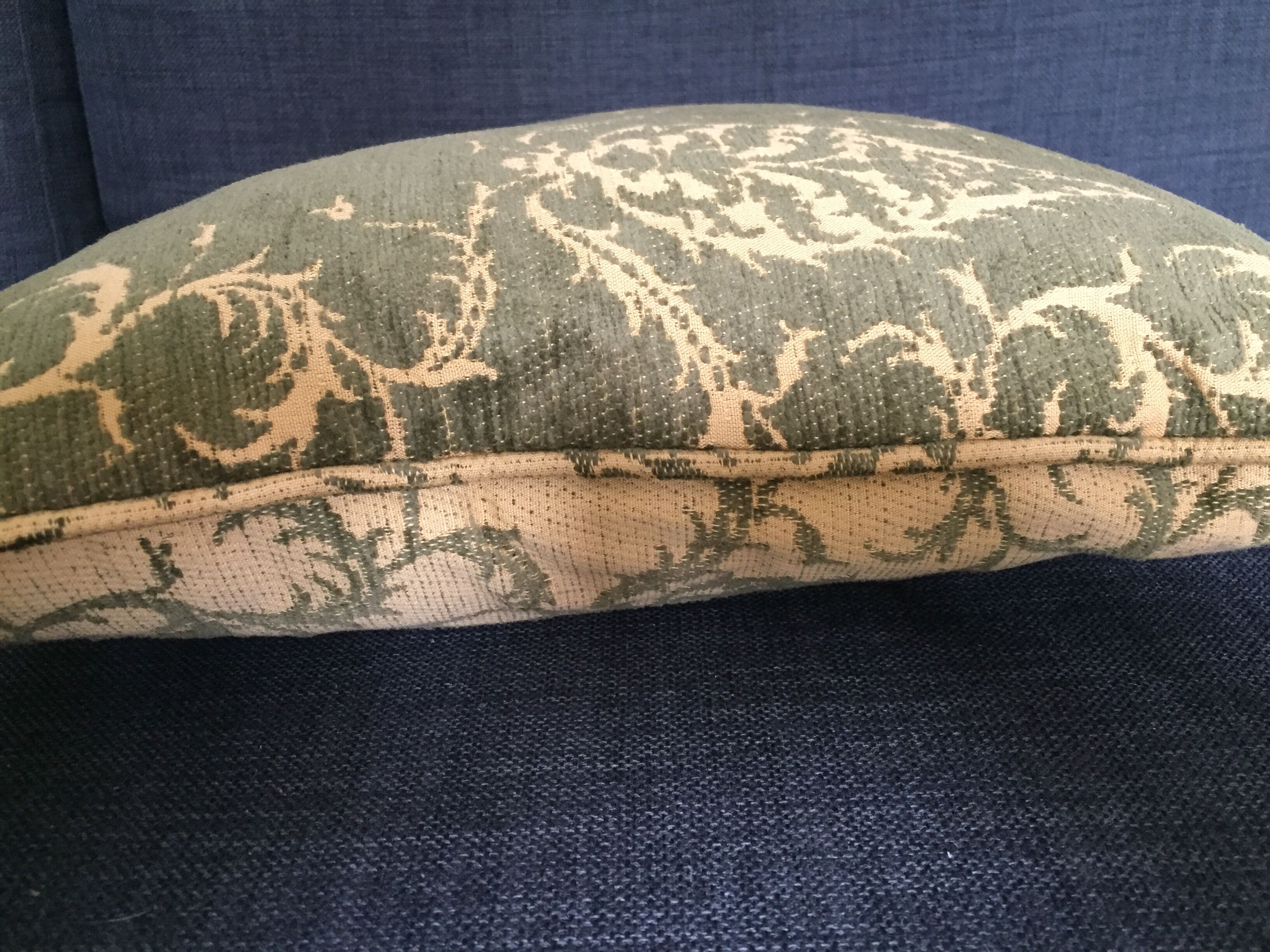 Decorative pillow case in velvet with ottoman turkish 16th century motifs