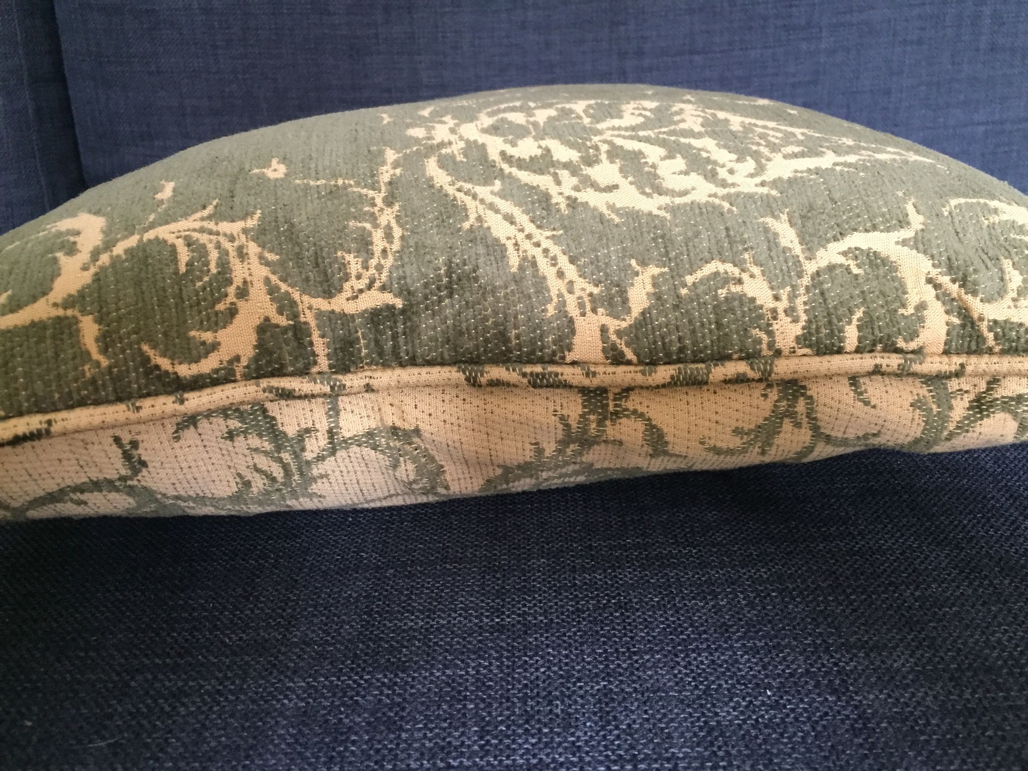 Decorative pillow case in velvet with ottoman turkish 16th century motifs