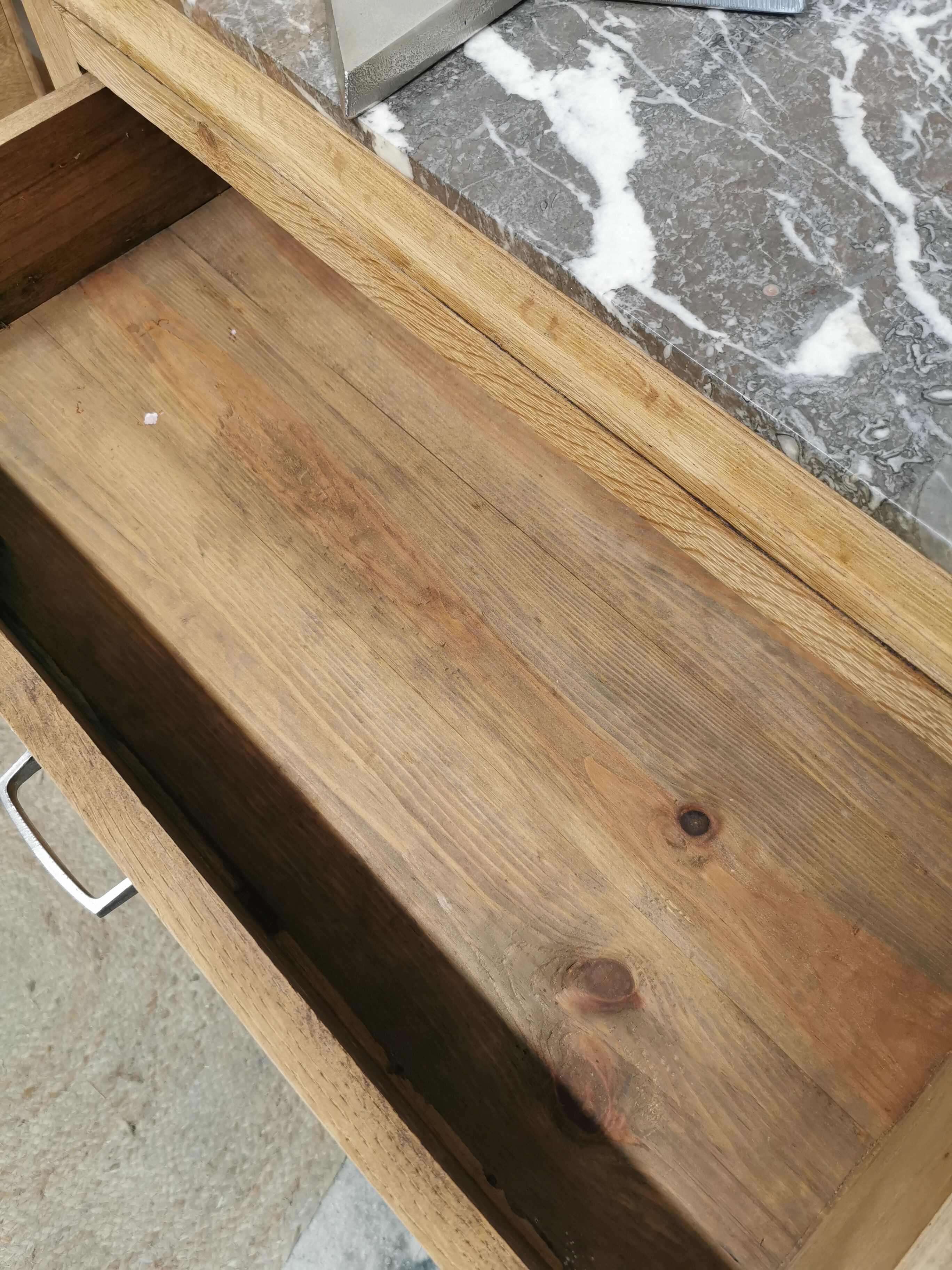 Chest of drawers in wooden foot mustache