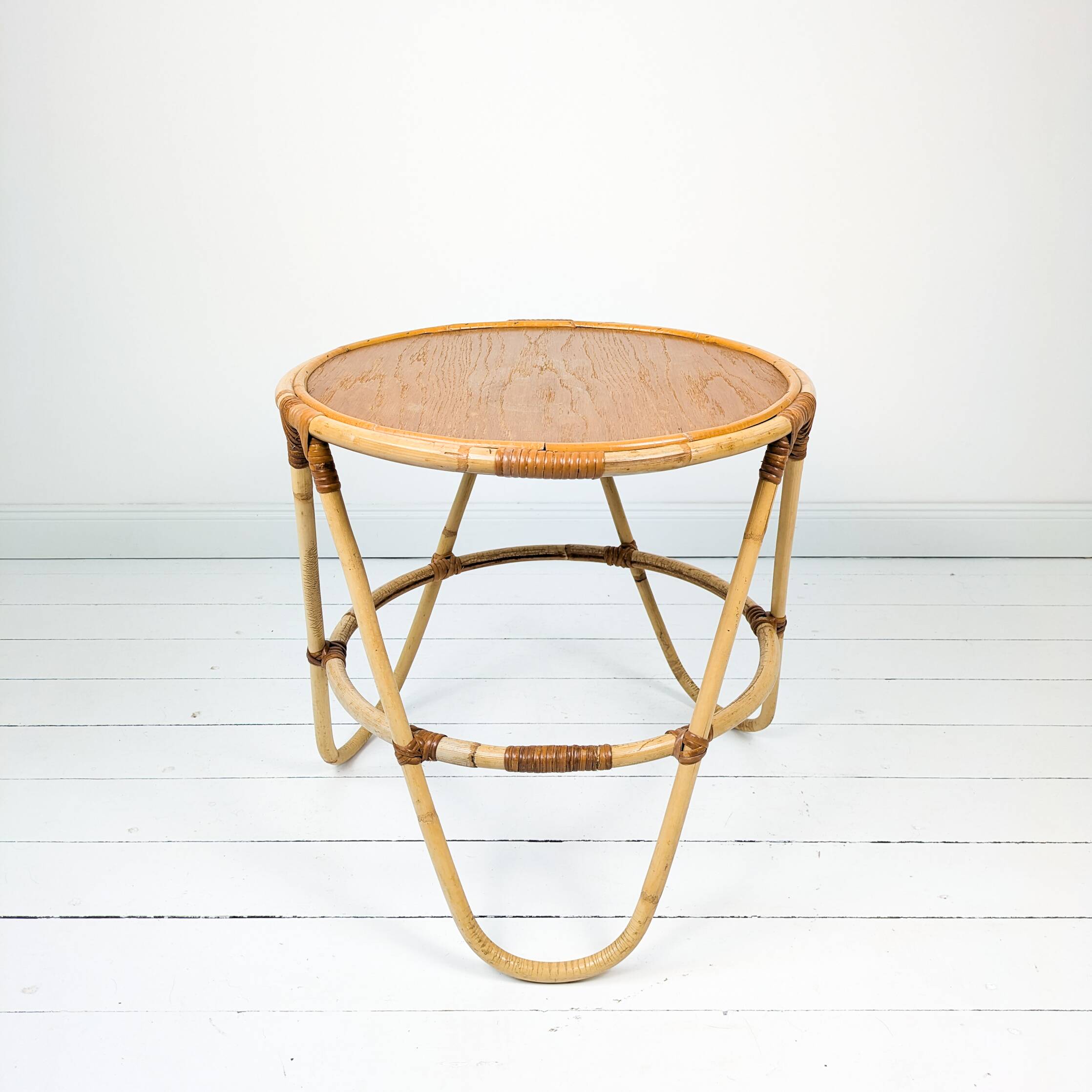 Table basse vintage ronde en bambou et rotin clair Mid-Century style scandi