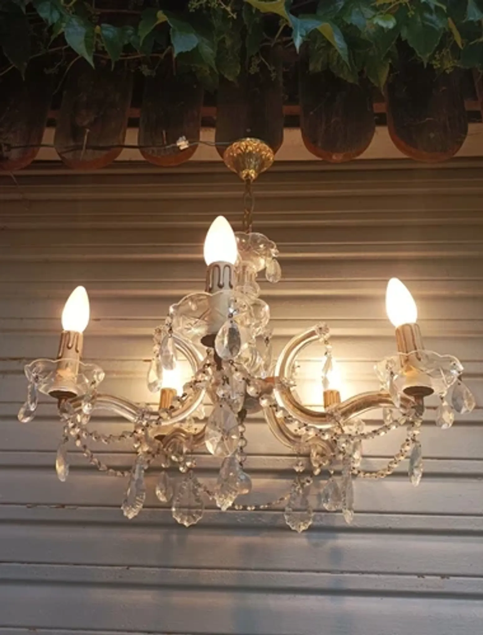 Very beautiful Venetian chandelier with 5 lights / complete and in working condition.