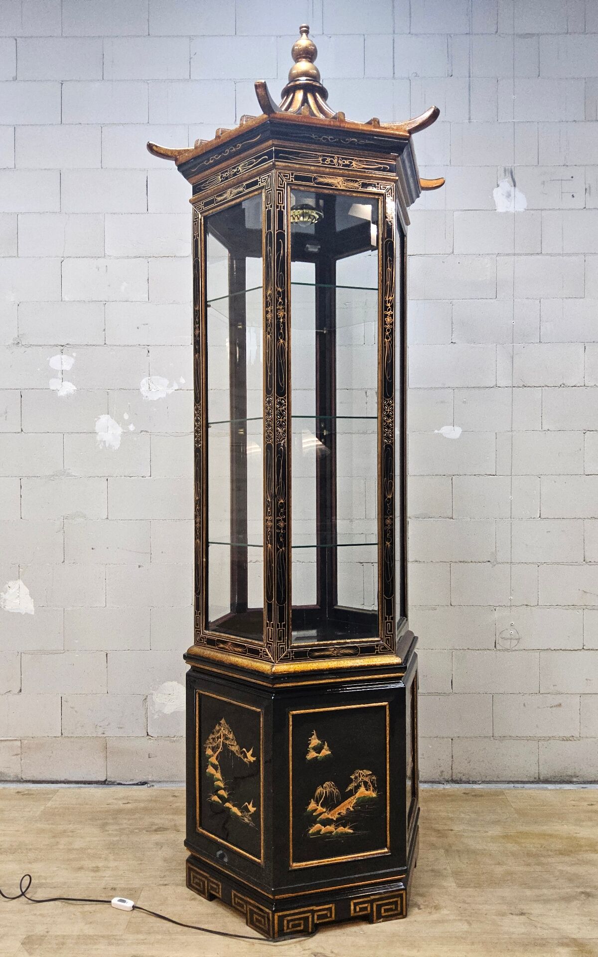 Vitrine chinoise avec toit en pagode et éclairage (asiatique)