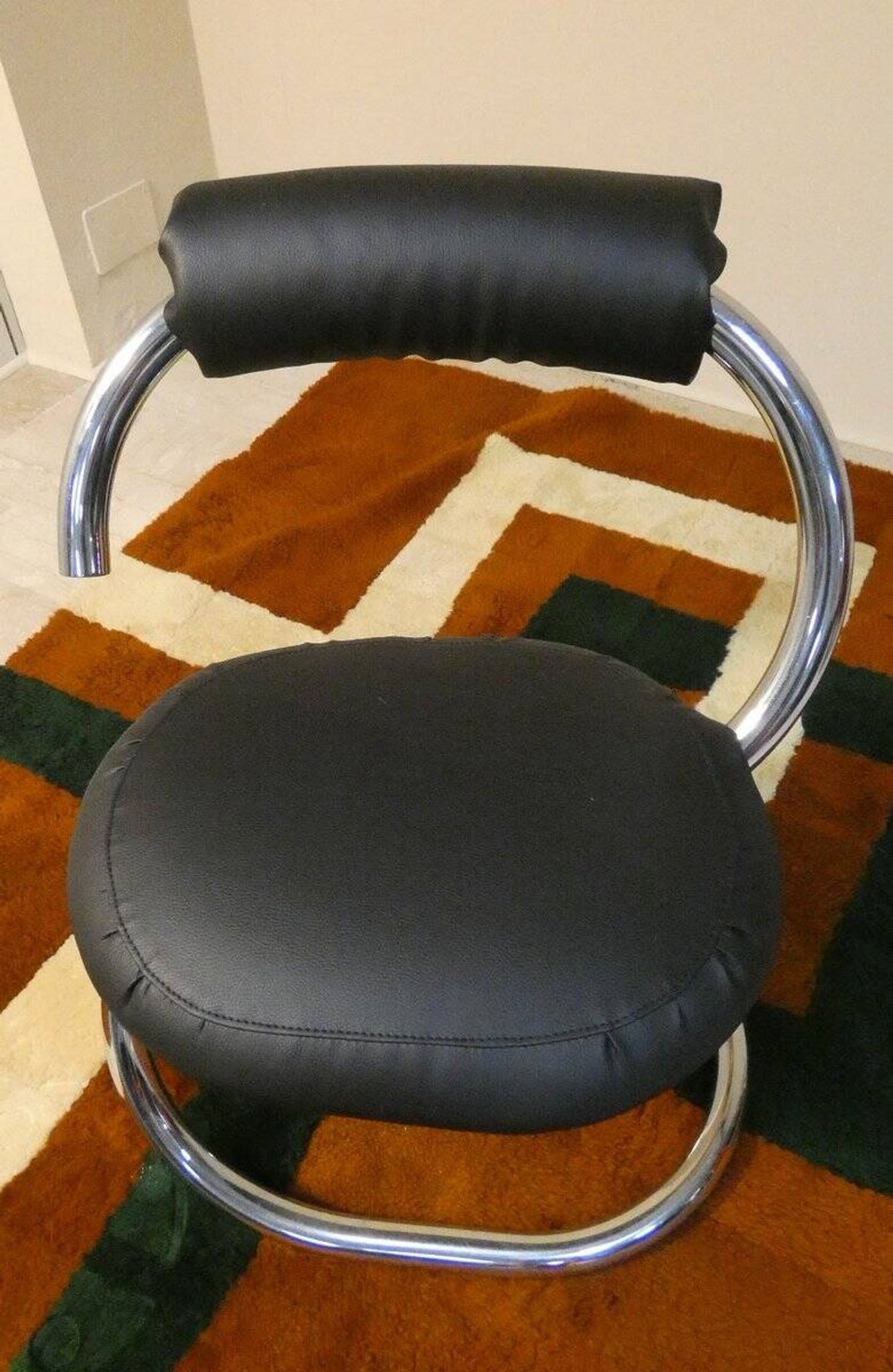 Cobra chairs in steel and black leather by Giotto Stoppino, 1970s, set of 5.