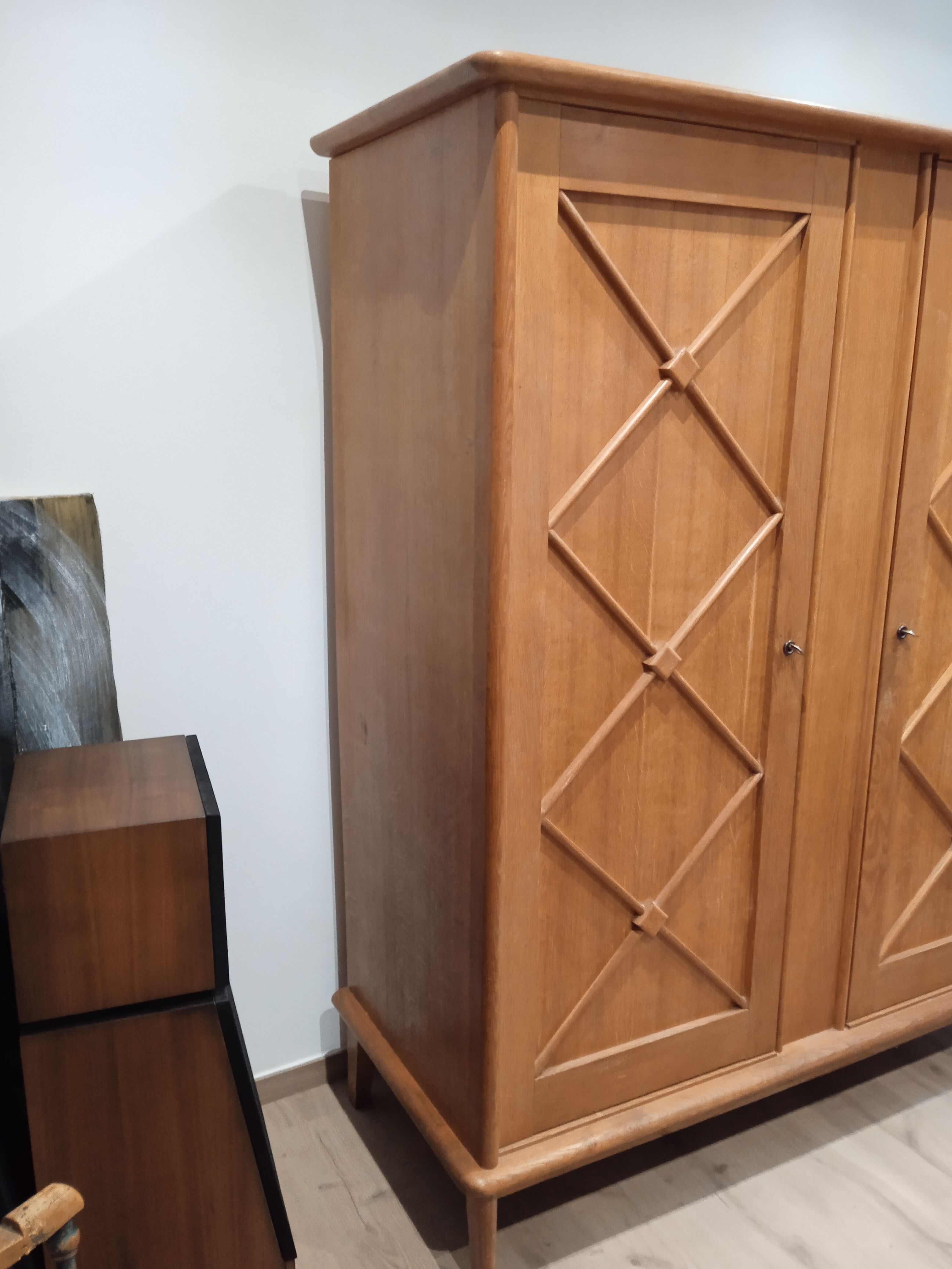Armoire bois sculpté années 60 vintage