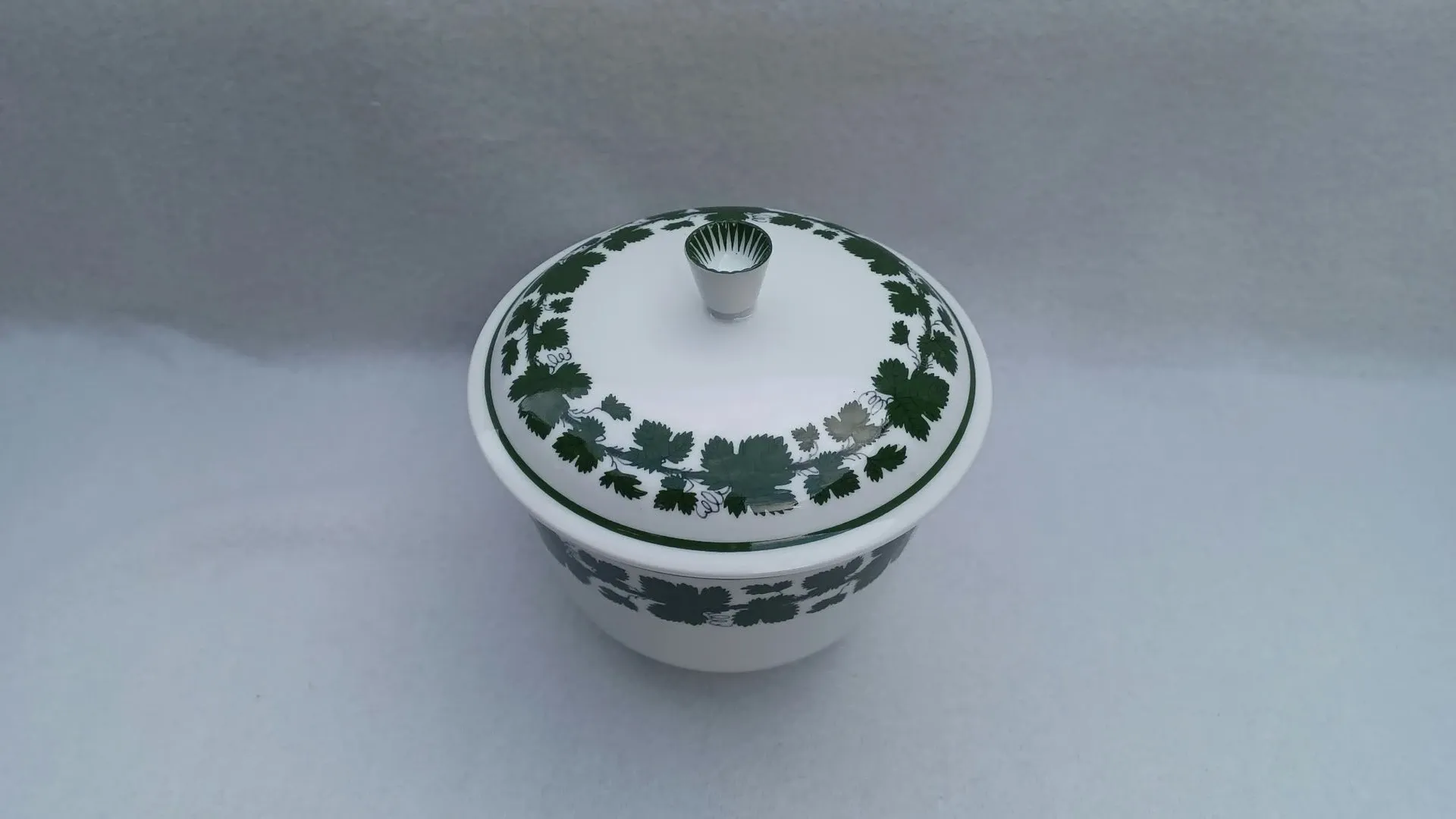Vintage Meissen porcelain bonbonniere / lidded sugar bowl with vine leaf design, 1930s