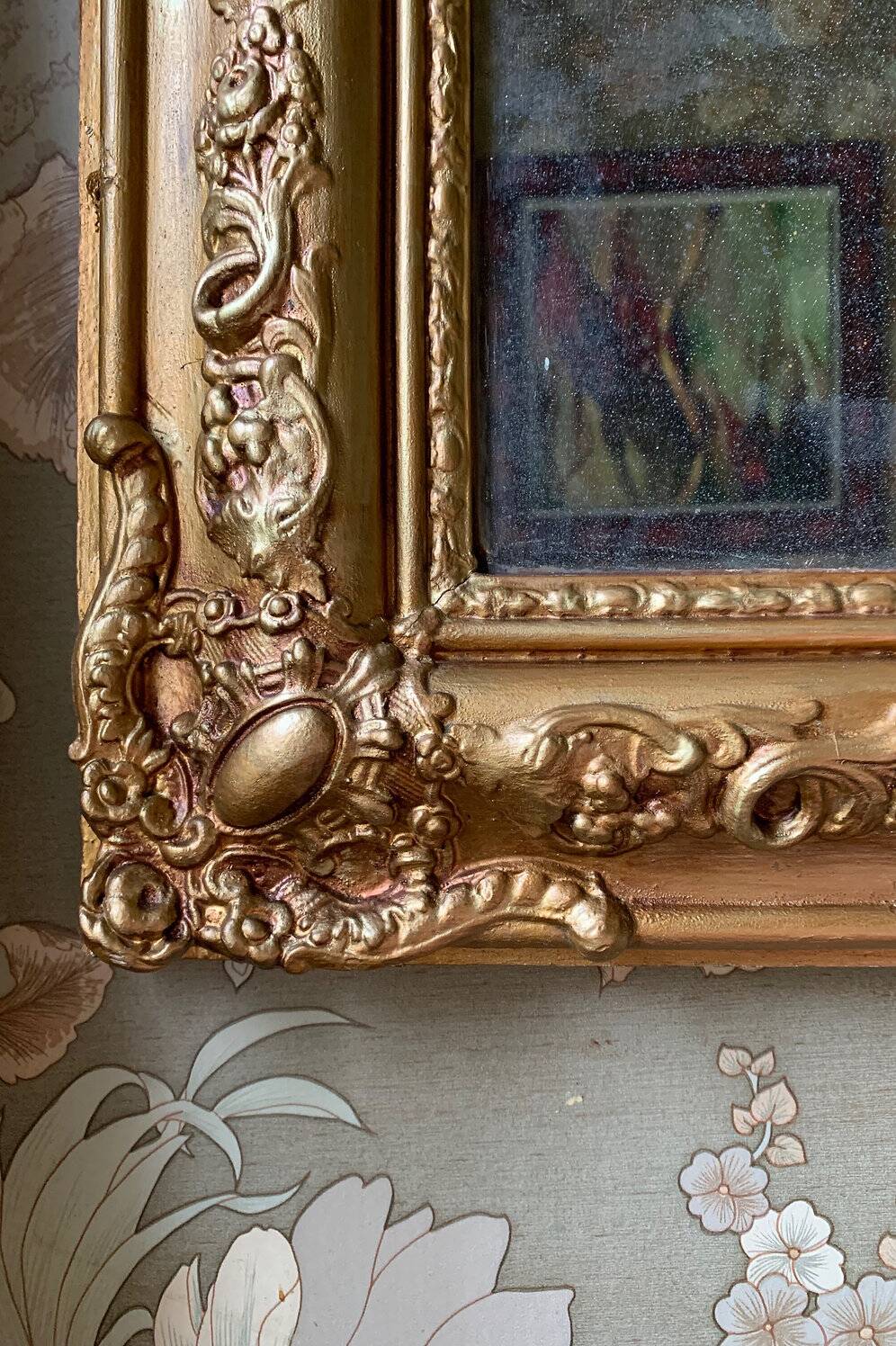 Miroir ancien en bois sculpté doré à décor de fleurs