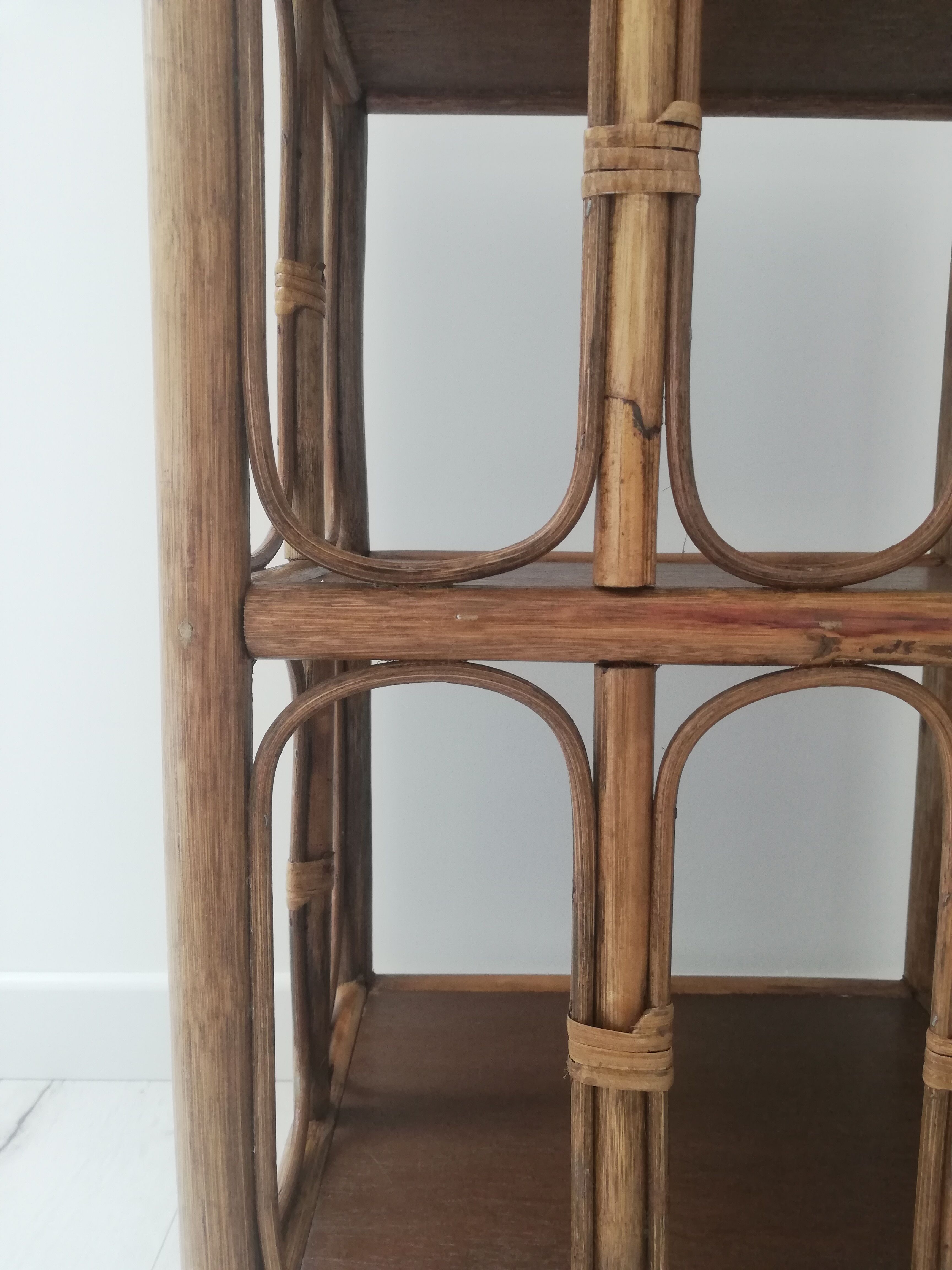 Etagère en rotin vintage