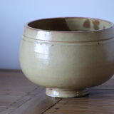 Vase boule en grès vernissé jaune pâle