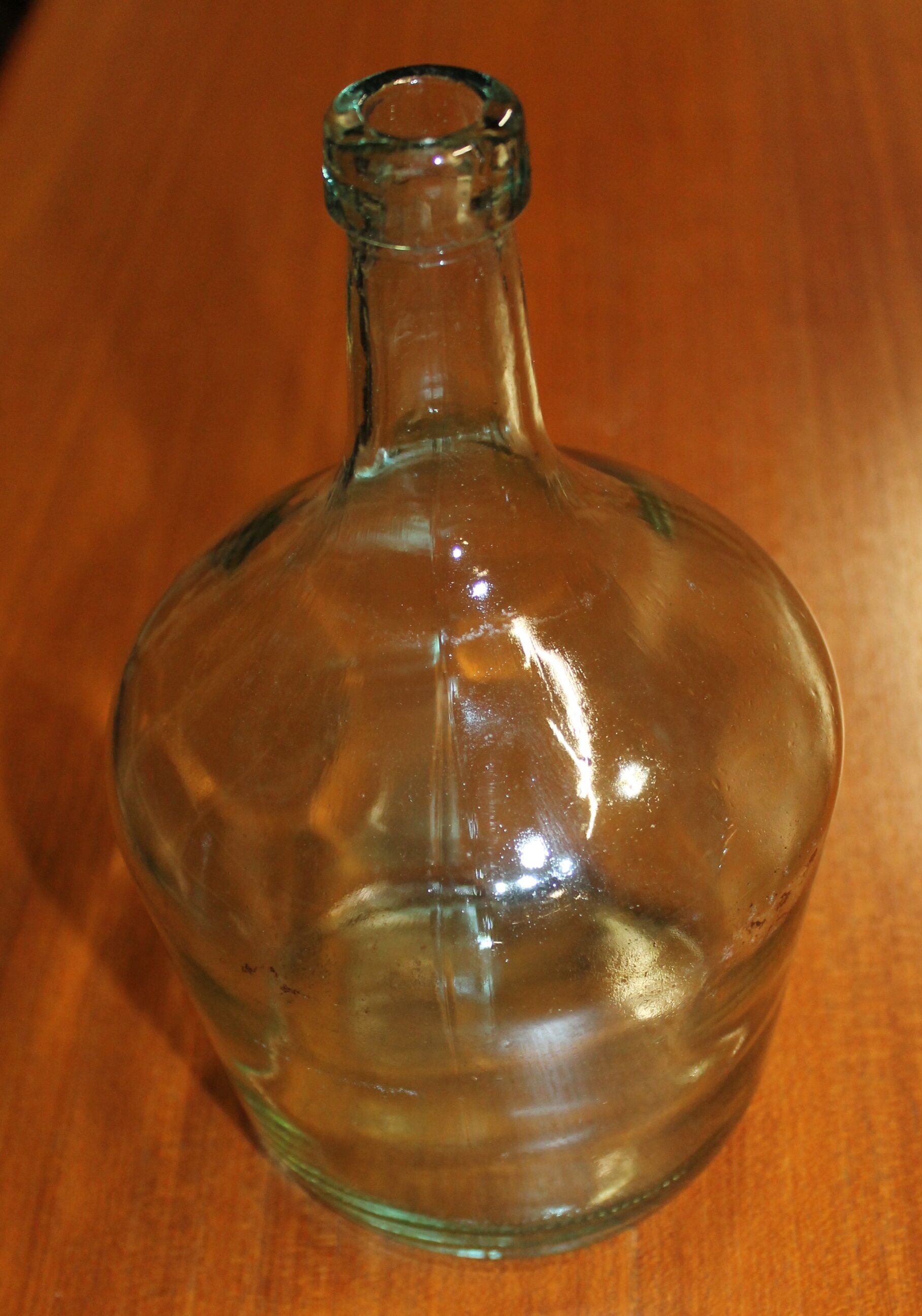 Demijohn in transparent glass