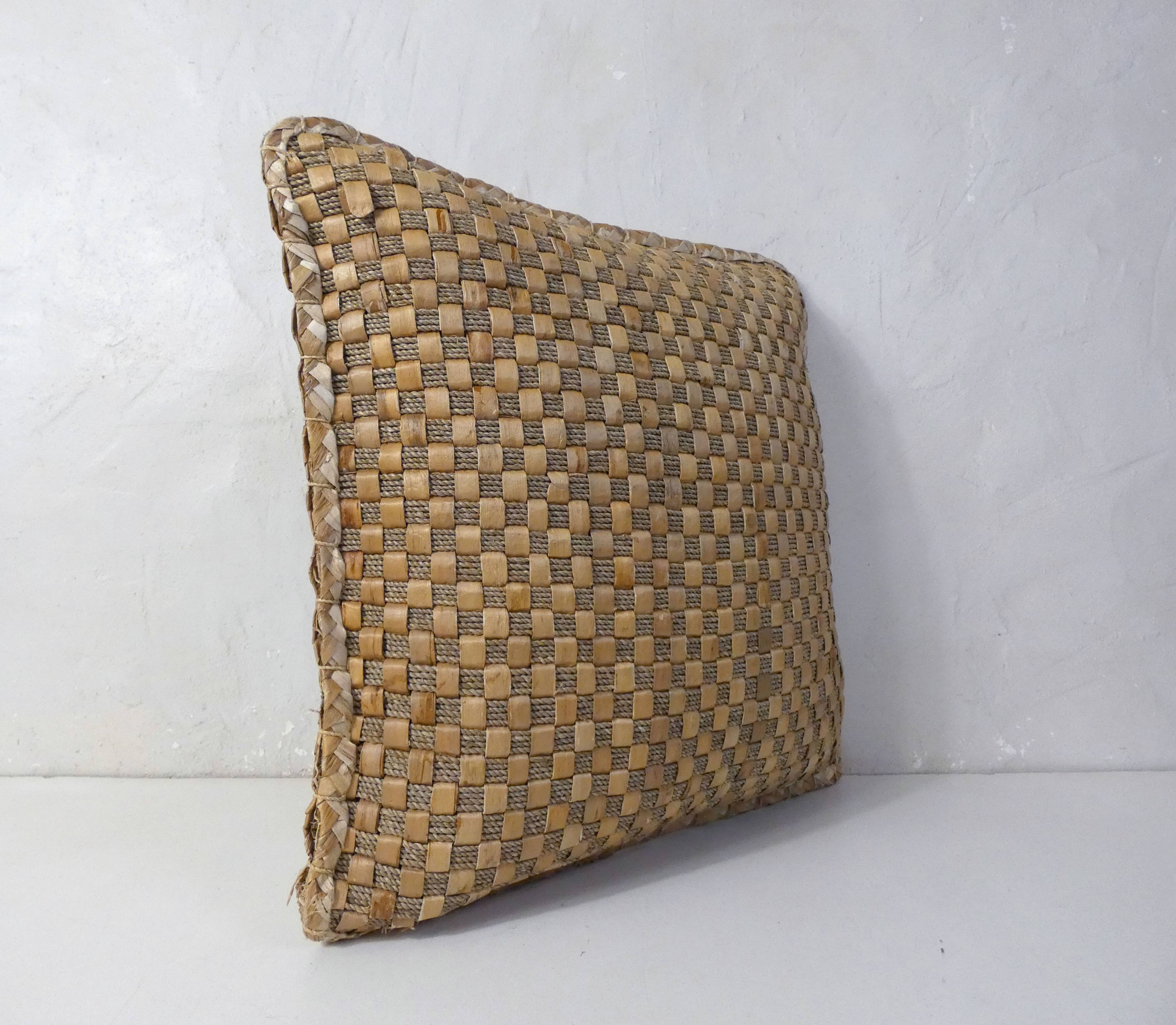 Cushion in natural fibers coconut rattan sea rush