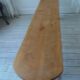 Banc vintage réenchanté en gris perle, assise bois.