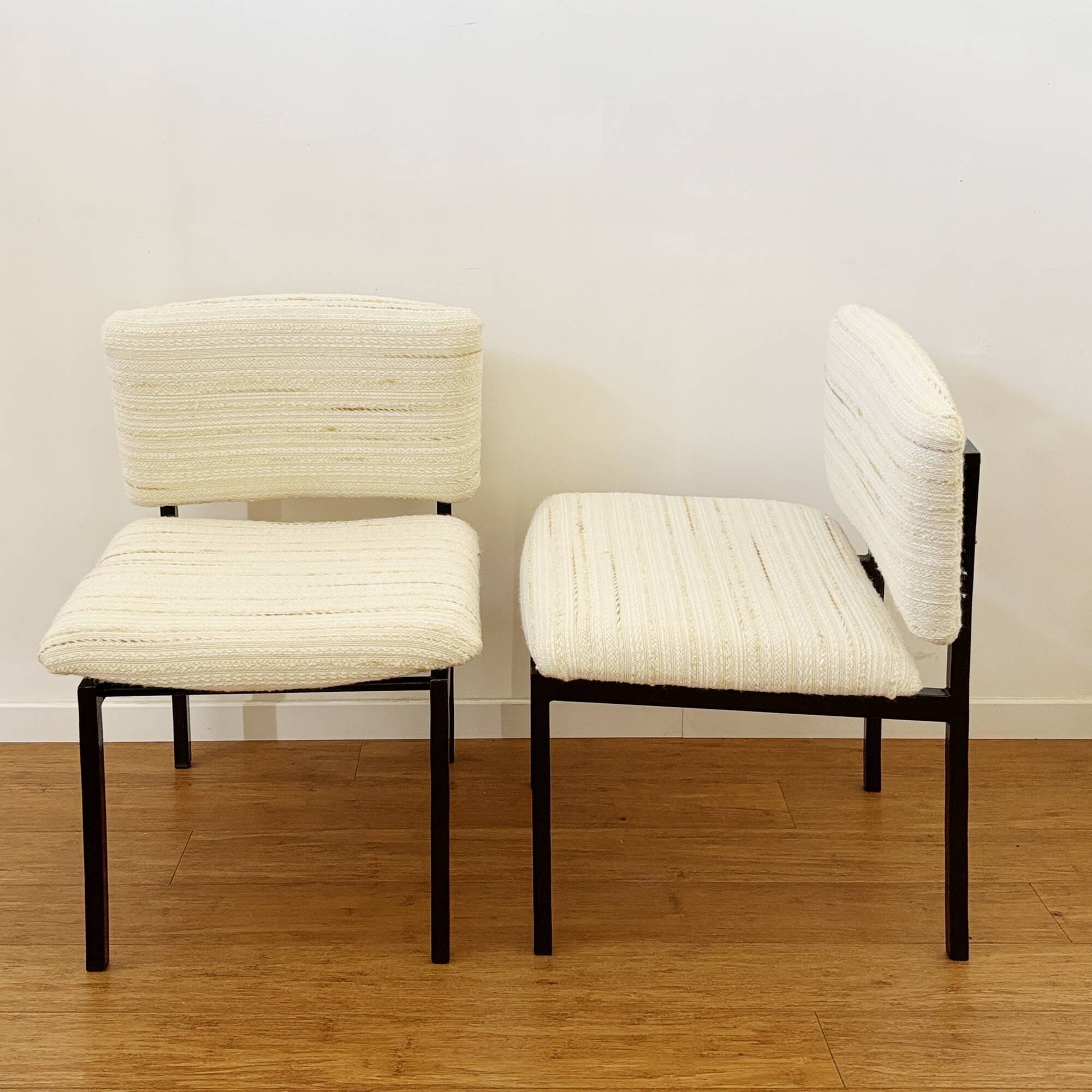 Paire de chaises modernistes en tissu