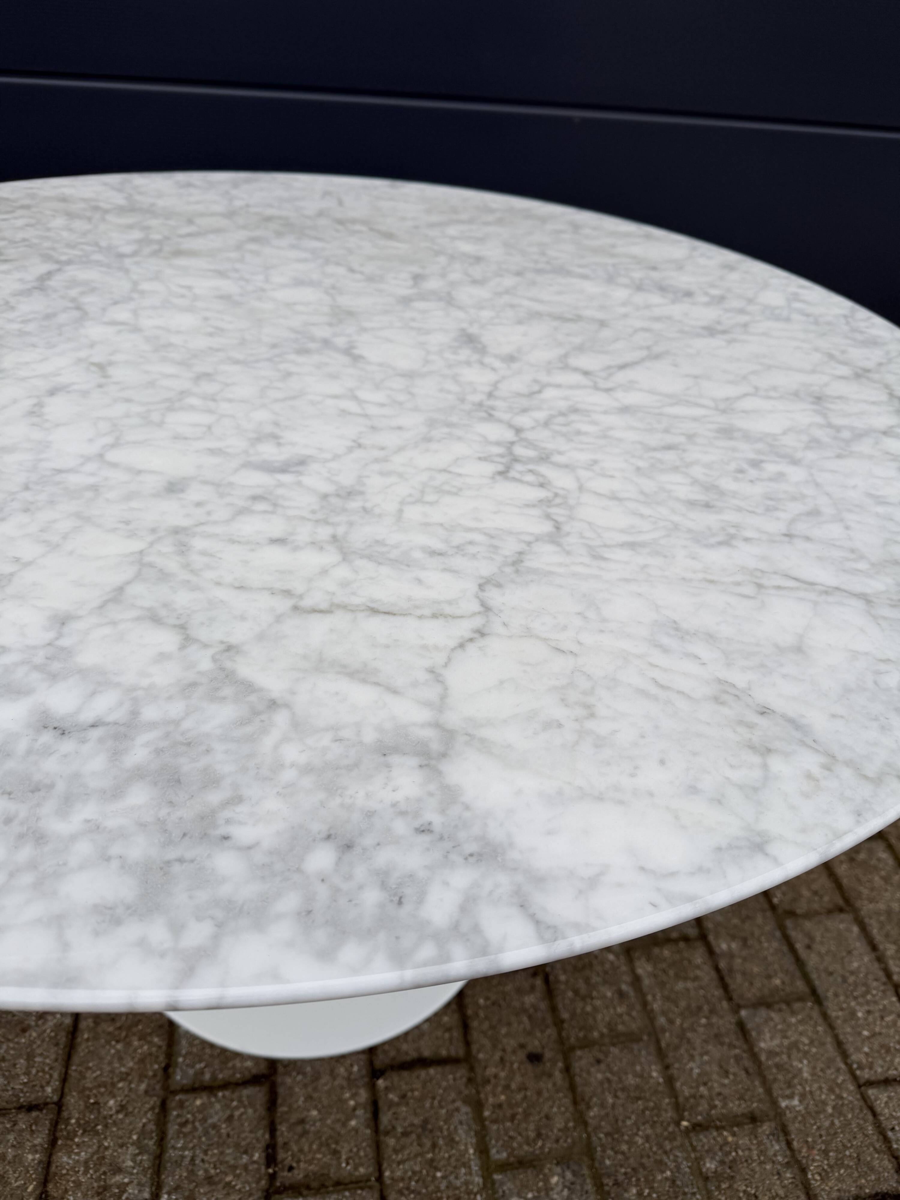 Original Knoll Tulip dining table in Carrara marble (120cm)