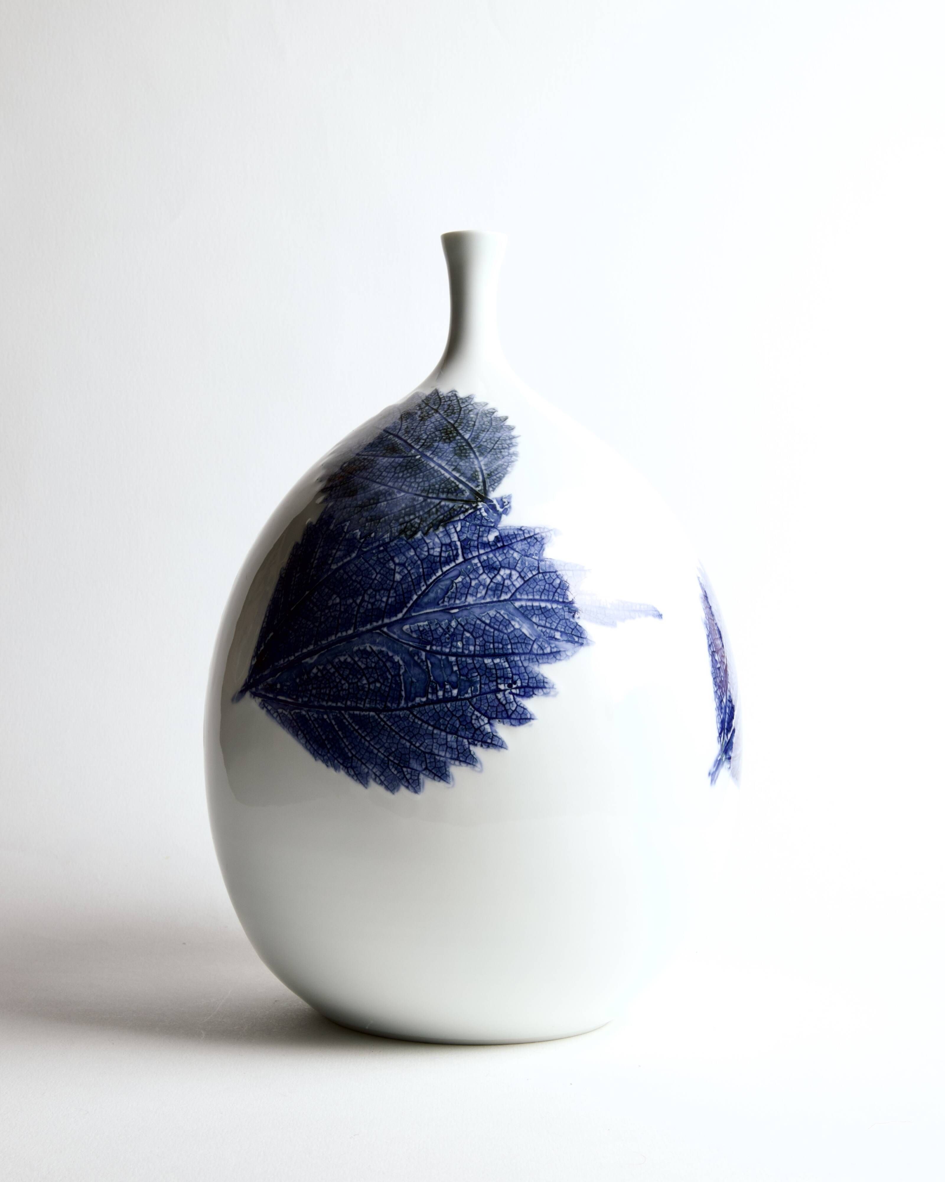 Porcelain vase by Fujii Shumei: Summer breeze in the foliage