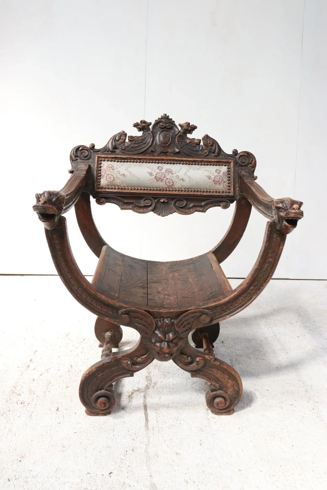 Dantesca armchair with lion heads and mascaron – neo-Renaissance, 19th c.