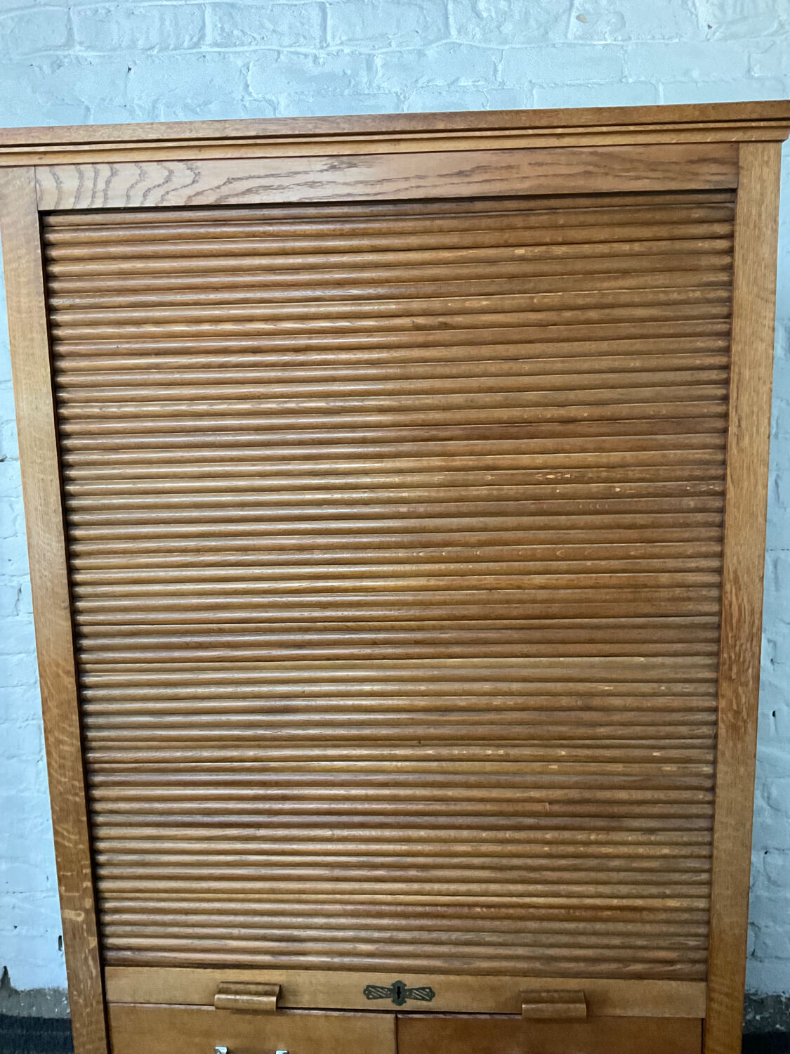 Notary furniture with wooden curtain