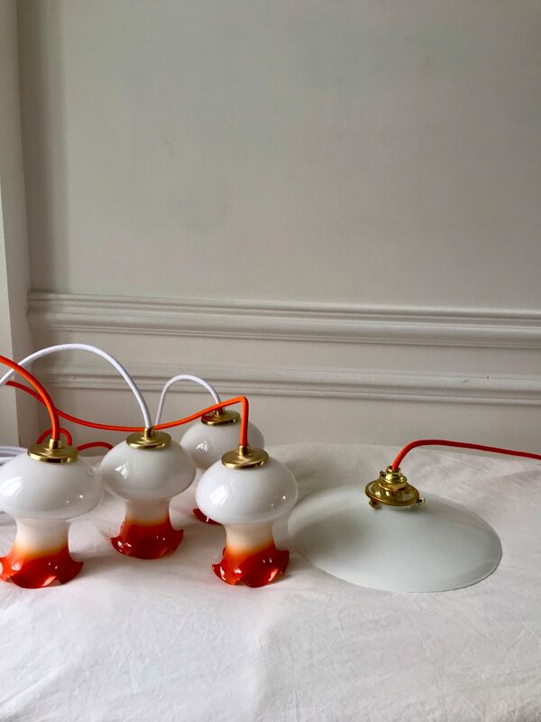 Paire de suspensions tulipes en opaline orange dégradé fil orange années 70