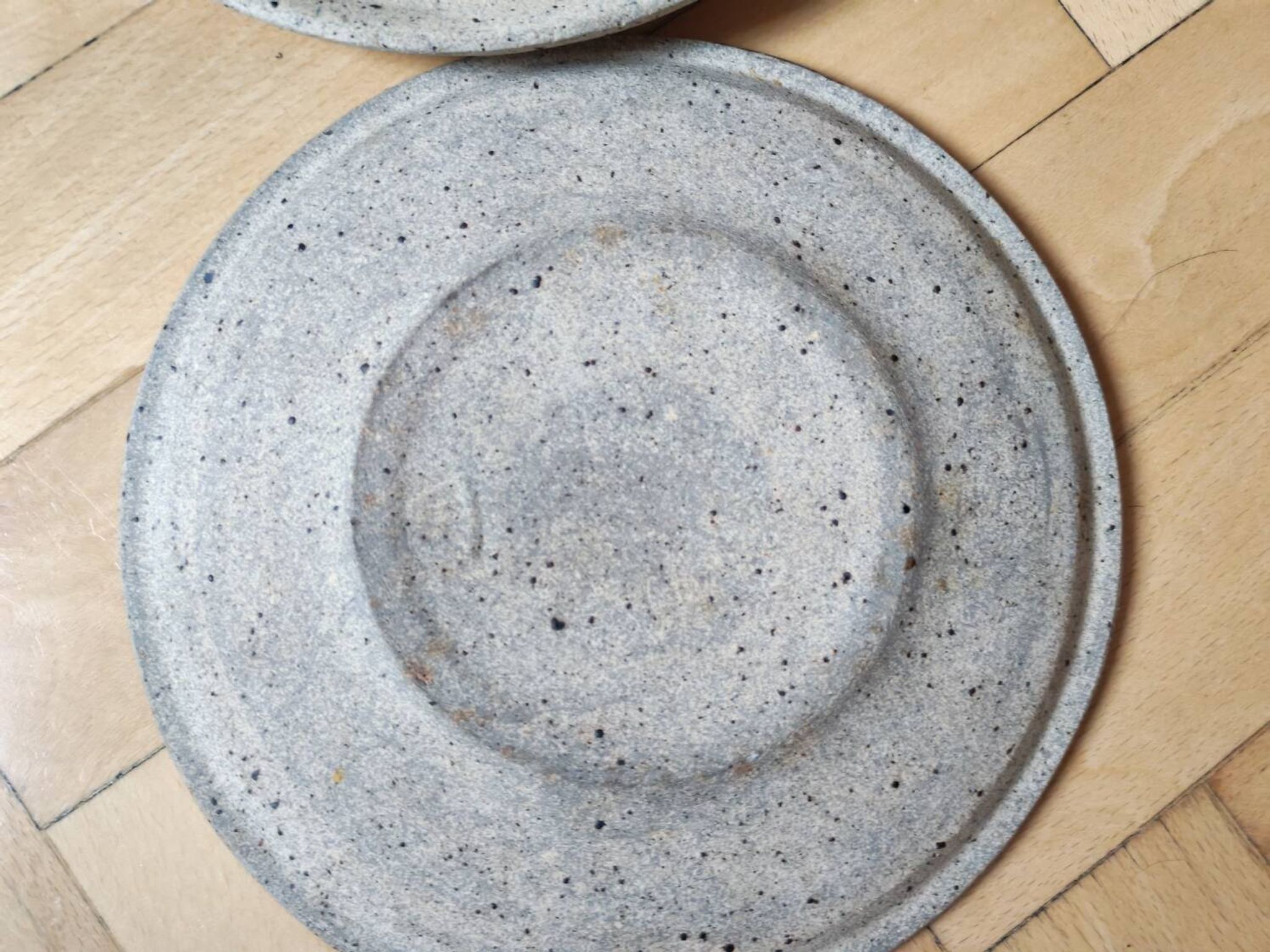 Lot de trois assiettes en grès par Pierre Digan